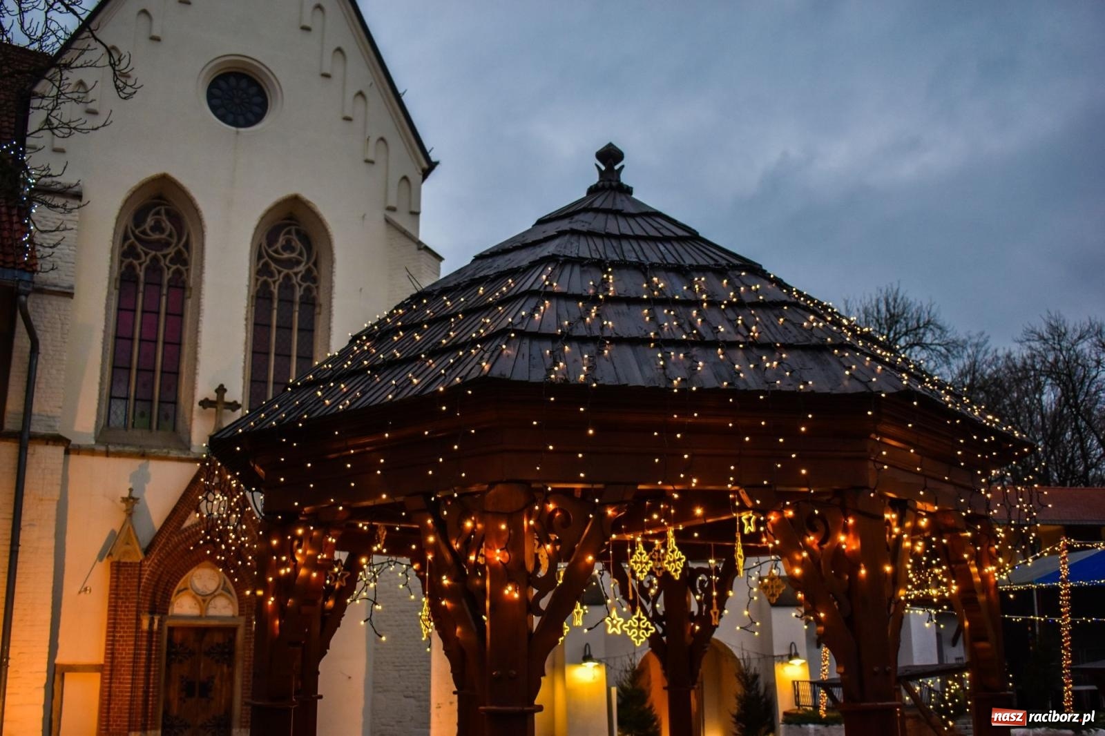 Zdjęcie w galerii na portalu naszraciborz.pl: Zamek gotowy na jarmark. Zobaczcie jak przystrojono dziedziniec [FOTO i WIDEO] wiadomości z regionu