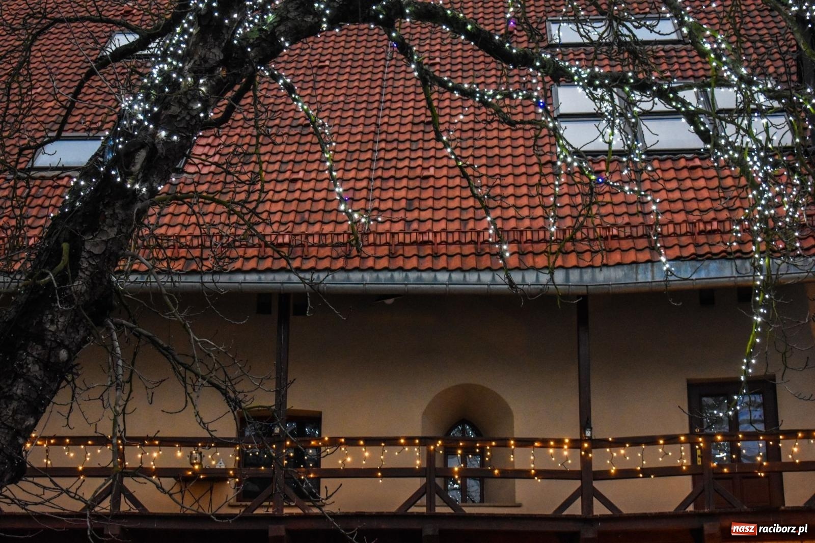 Zdjęcie w galerii na portalu naszraciborz.pl: Zamek gotowy na jarmark. Zobaczcie jak przystrojono dziedziniec [FOTO i WIDEO] wiadomości z regionu