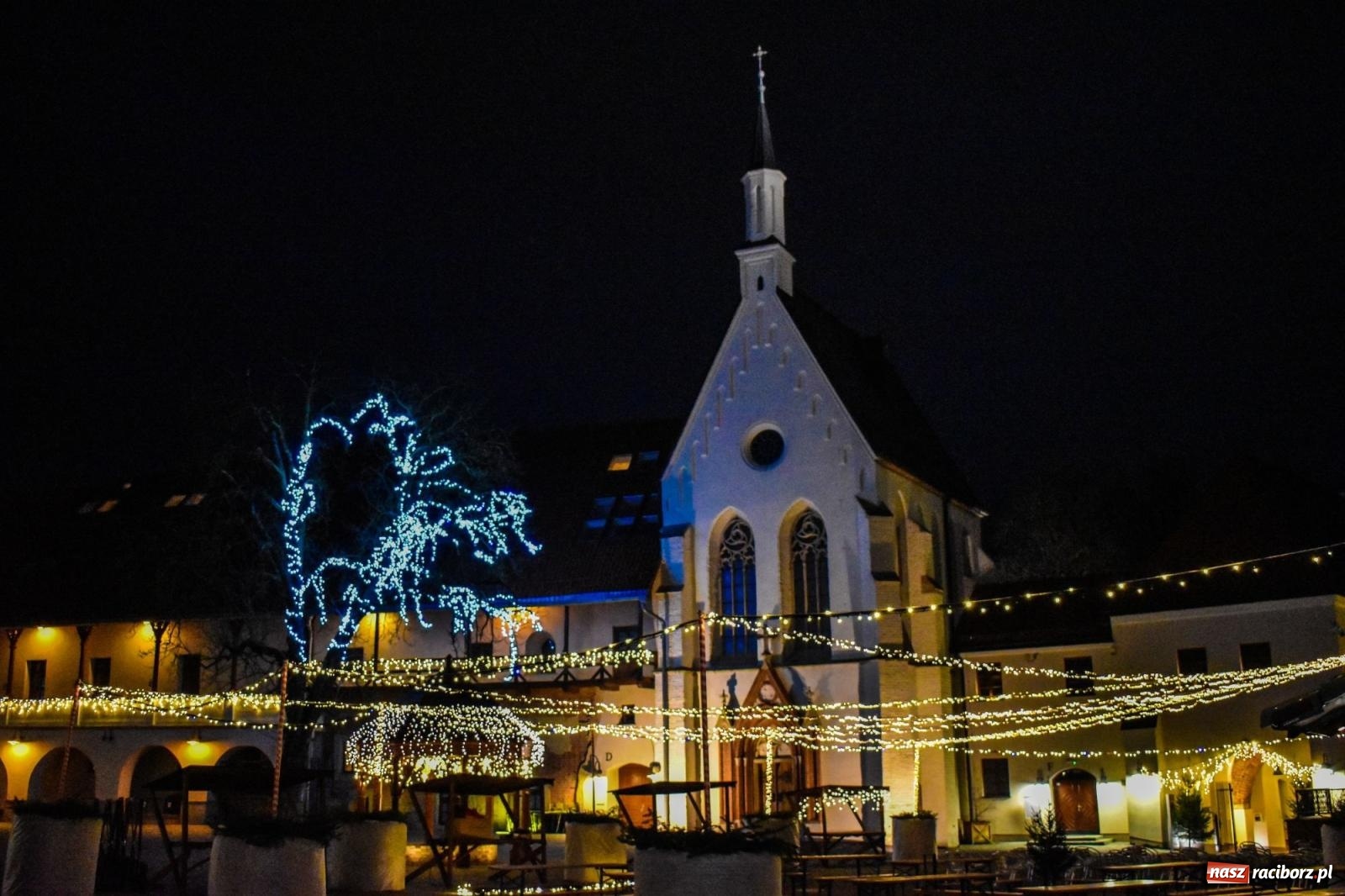 Zdjęcie w galerii na portalu naszraciborz.pl: Zamek gotowy na jarmark. Zobaczcie jak przystrojono dziedziniec [FOTO i WIDEO] wiadomości z regionu