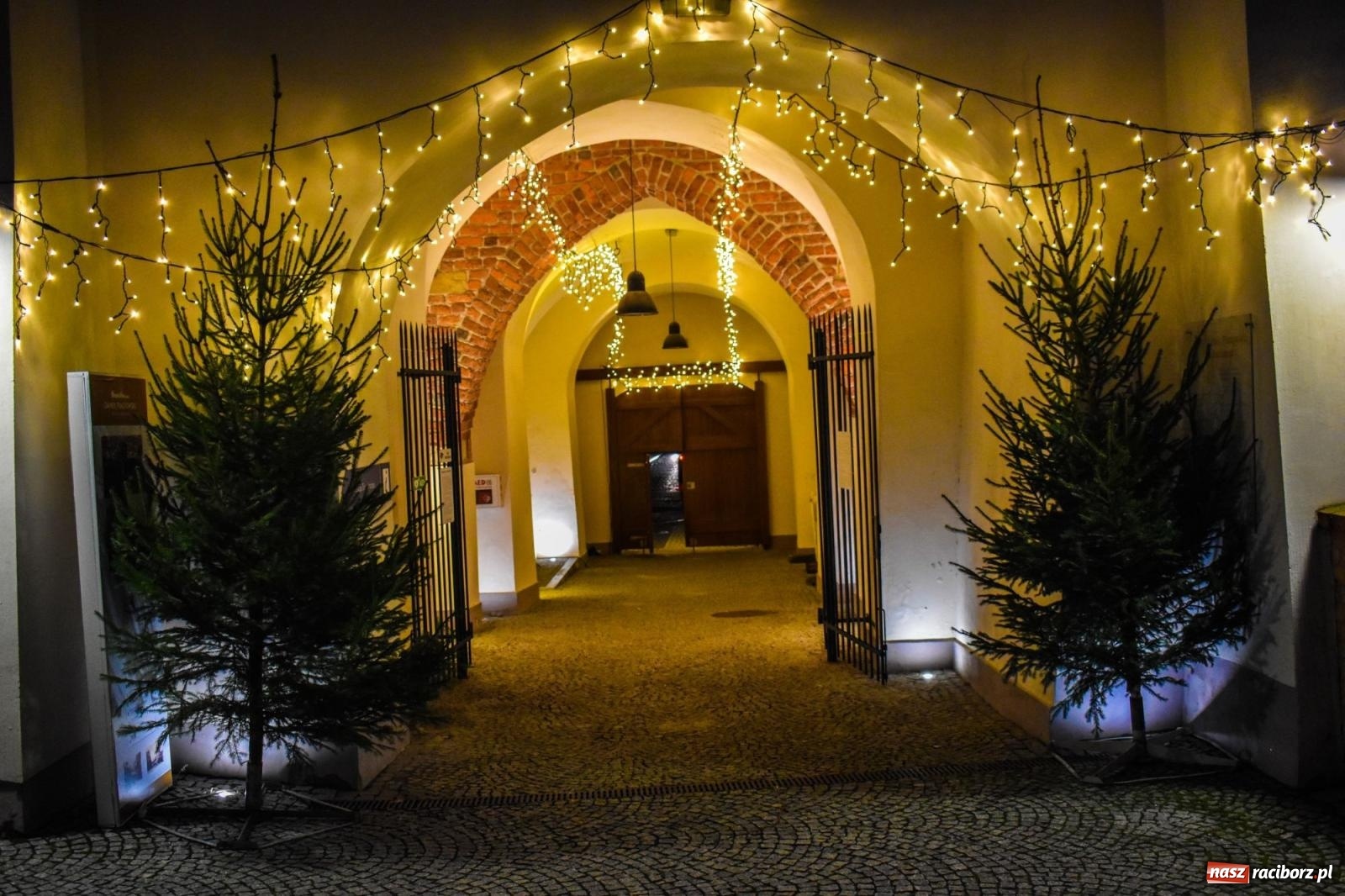 Zdjęcie w galerii na portalu naszraciborz.pl: Zamek gotowy na jarmark. Zobaczcie jak przystrojono dziedziniec [FOTO i WIDEO] wiadomości z regionu