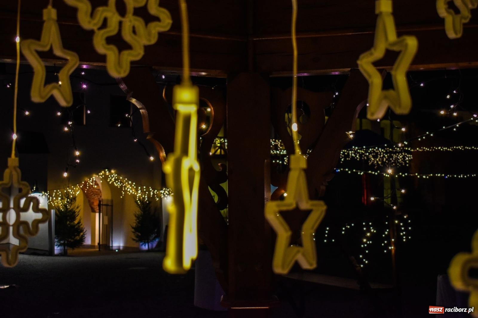 Zdjęcie w galerii na portalu naszraciborz.pl: Zamek gotowy na jarmark. Zobaczcie jak przystrojono dziedziniec [FOTO i WIDEO] wiadomości z regionu