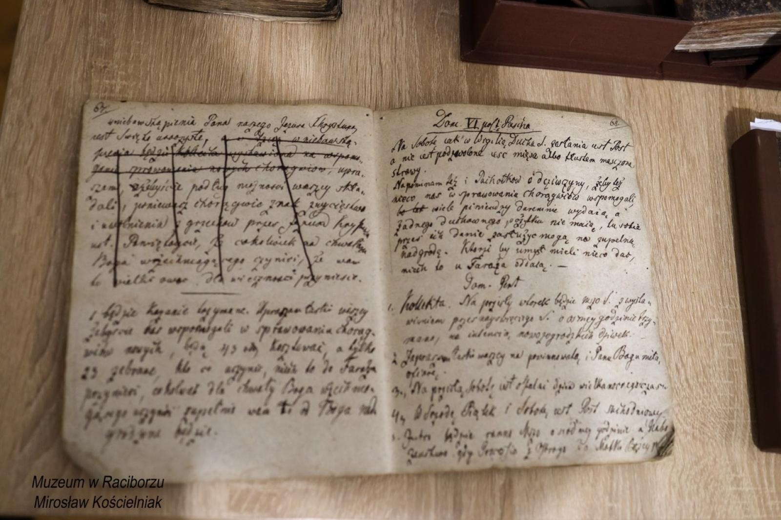 Zdjęcie w galerii na portalu naszraciborz.pl: Rękopisy jako świadkowie historii. Pokaz w Muzeum wiadomości z regionu