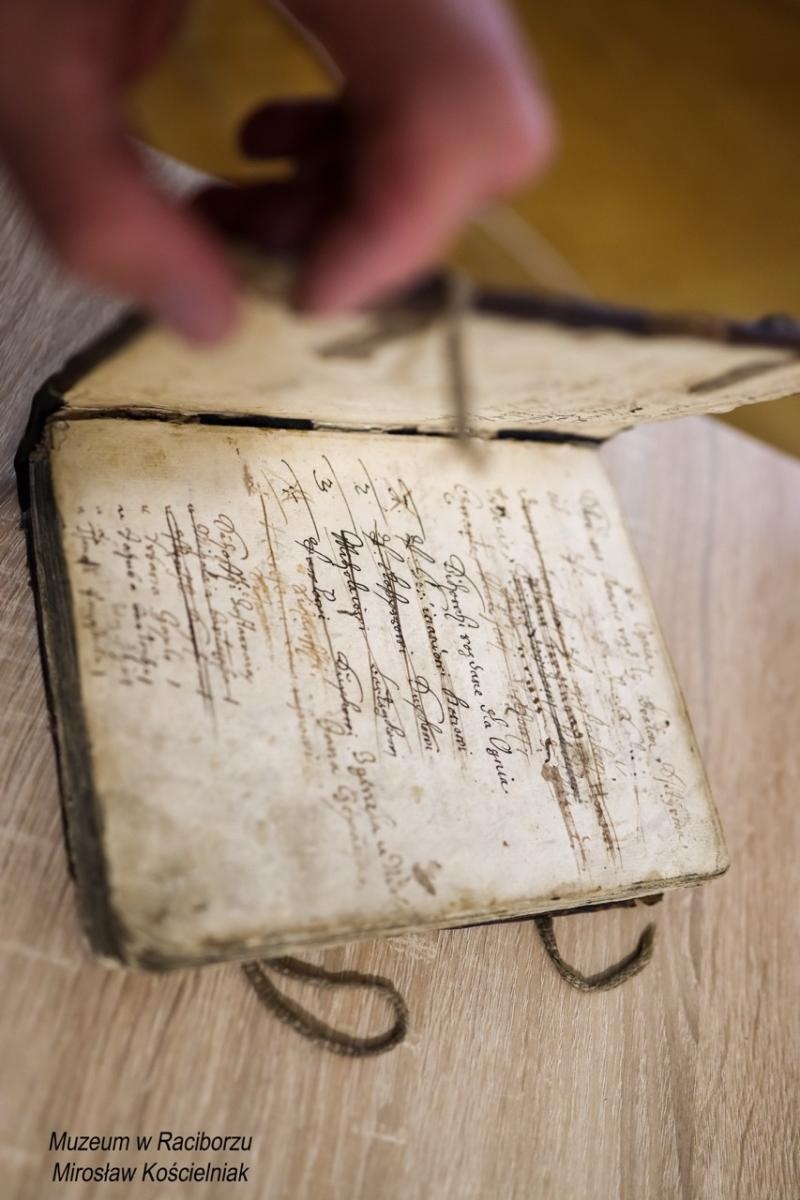 Zdjęcie w galerii na portalu naszraciborz.pl: Rękopisy jako świadkowie historii. Pokaz w Muzeum wiadomości z regionu