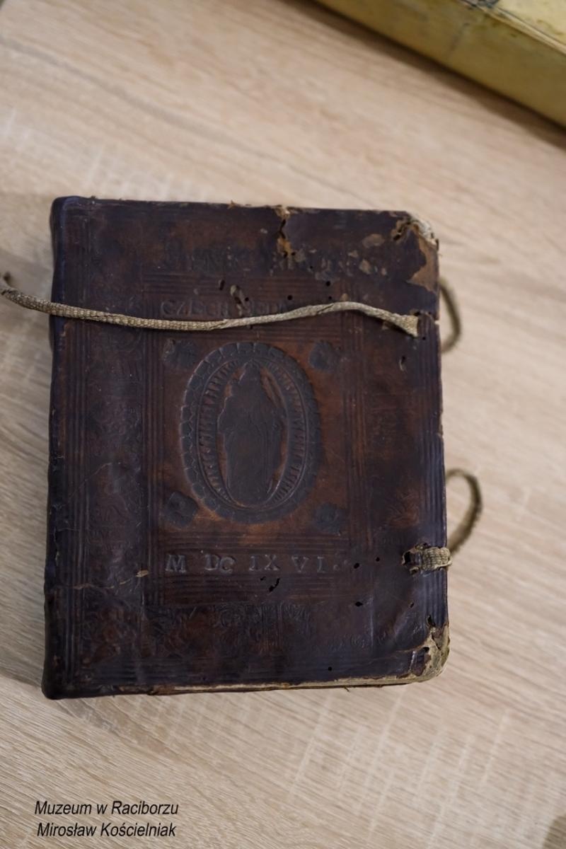 Zdjęcie w galerii na portalu naszraciborz.pl: Rękopisy jako świadkowie historii. Pokaz w Muzeum wiadomości z regionu