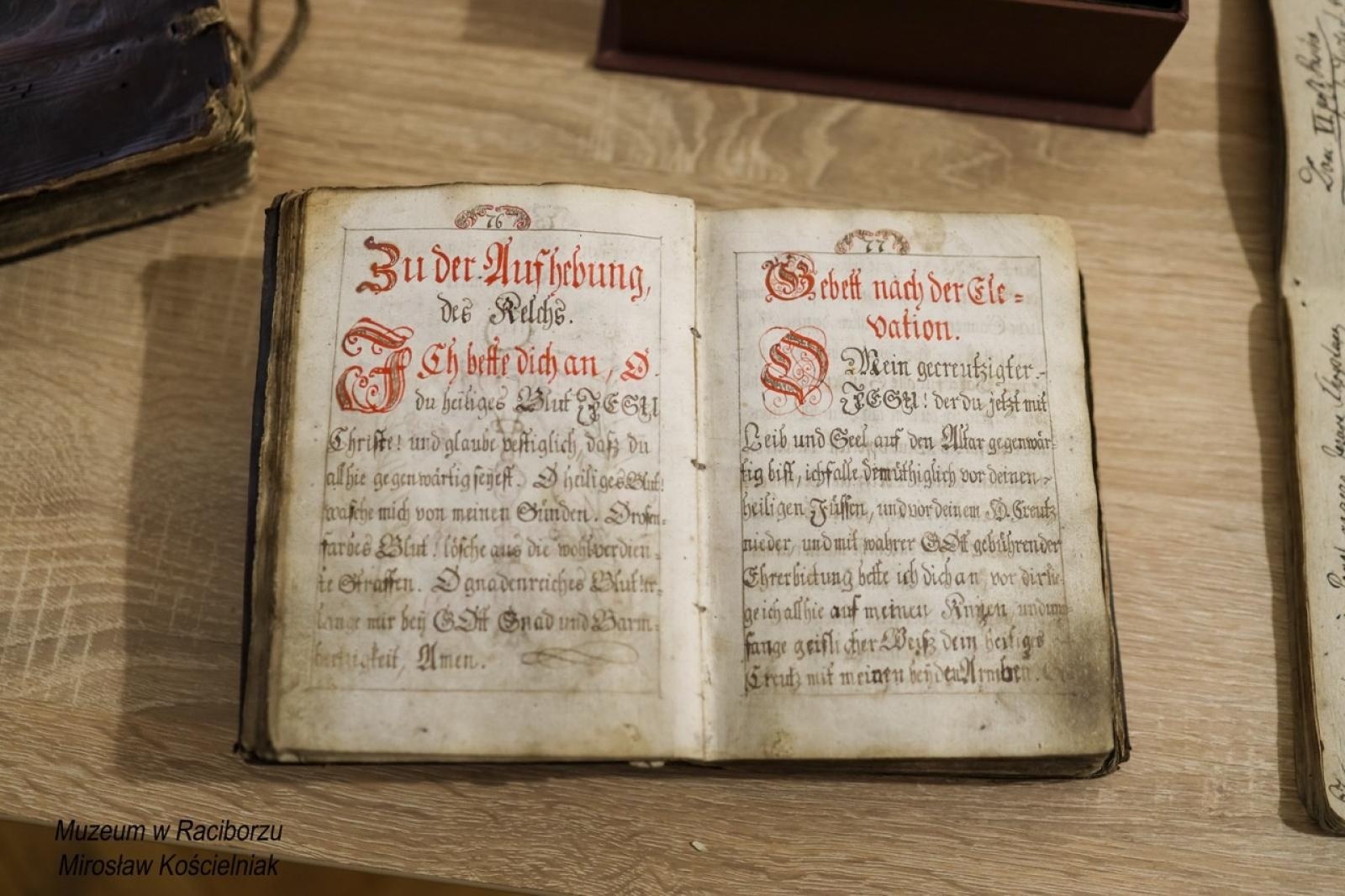 Zdjęcie w galerii na portalu naszraciborz.pl: Rękopisy jako świadkowie historii. Pokaz w Muzeum wiadomości z regionu