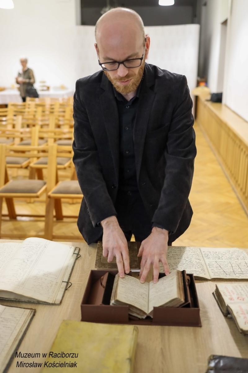 Zdjęcie w galerii na portalu naszraciborz.pl: Rękopisy jako świadkowie historii. Pokaz w Muzeum wiadomości z regionu