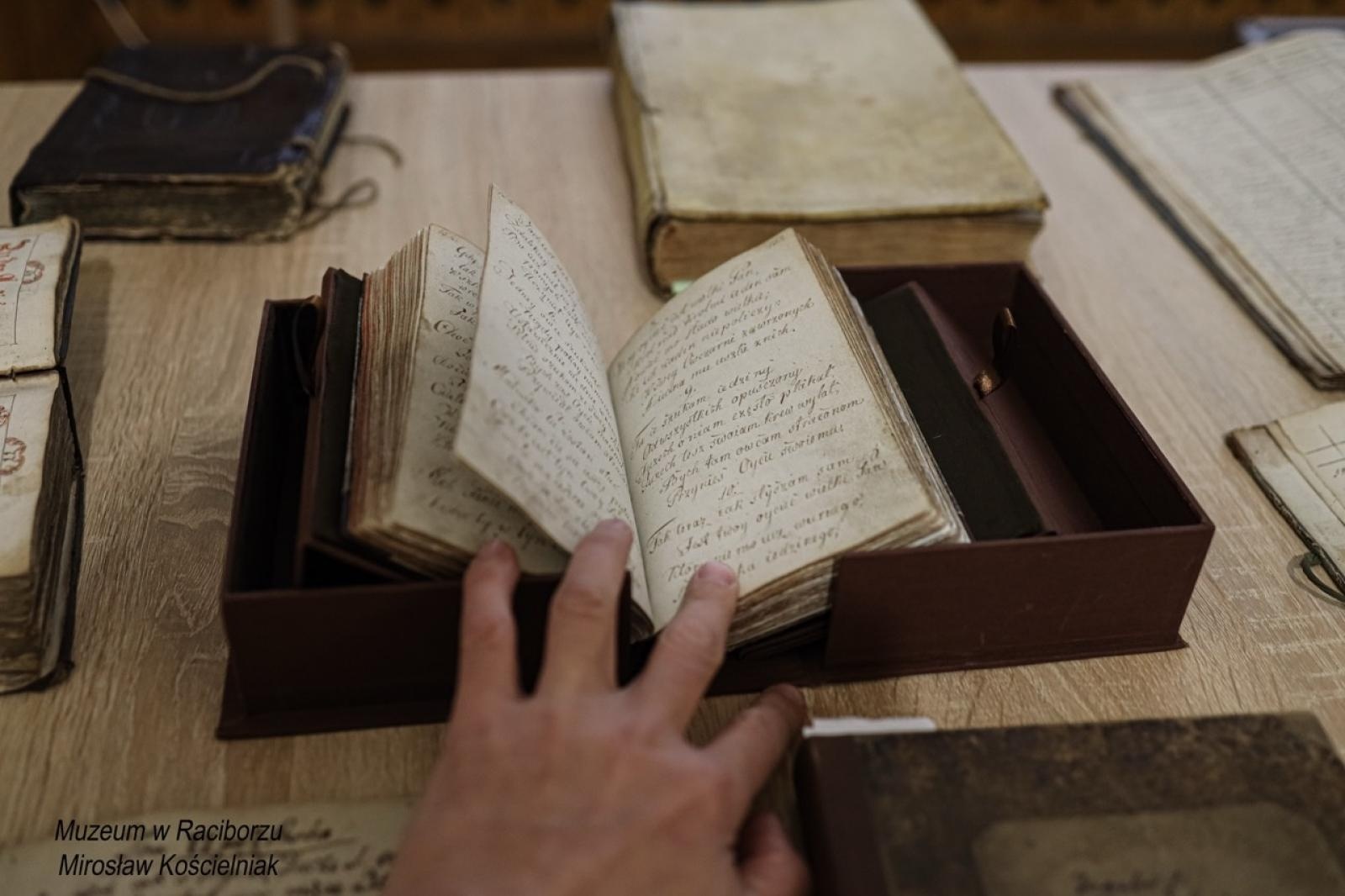 Zdjęcie w galerii na portalu naszraciborz.pl: Rękopisy jako świadkowie historii. Pokaz w Muzeum wiadomości z regionu