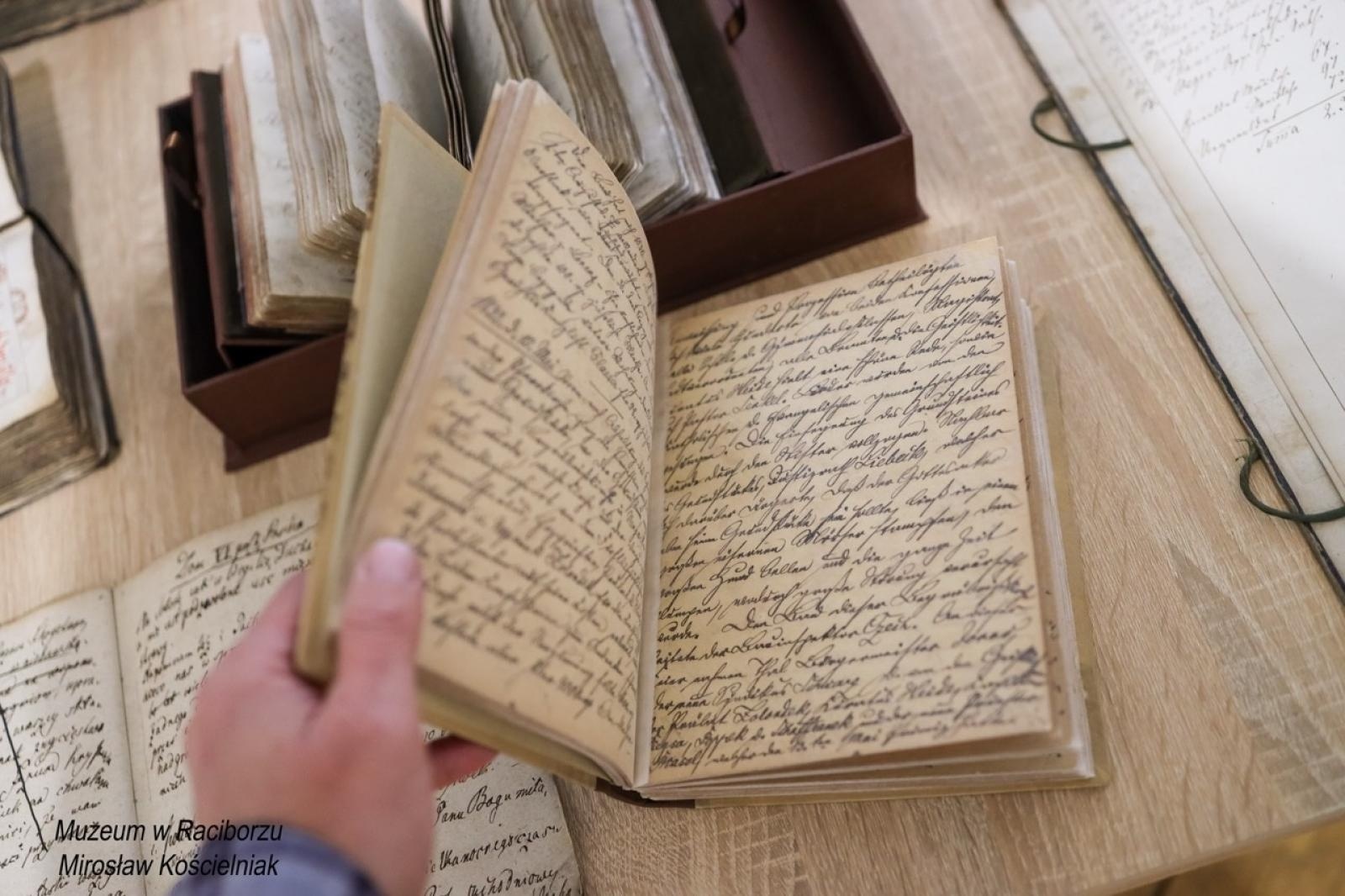 Zdjęcie w galerii na portalu naszraciborz.pl: Rękopisy jako świadkowie historii. Pokaz w Muzeum wiadomości z regionu