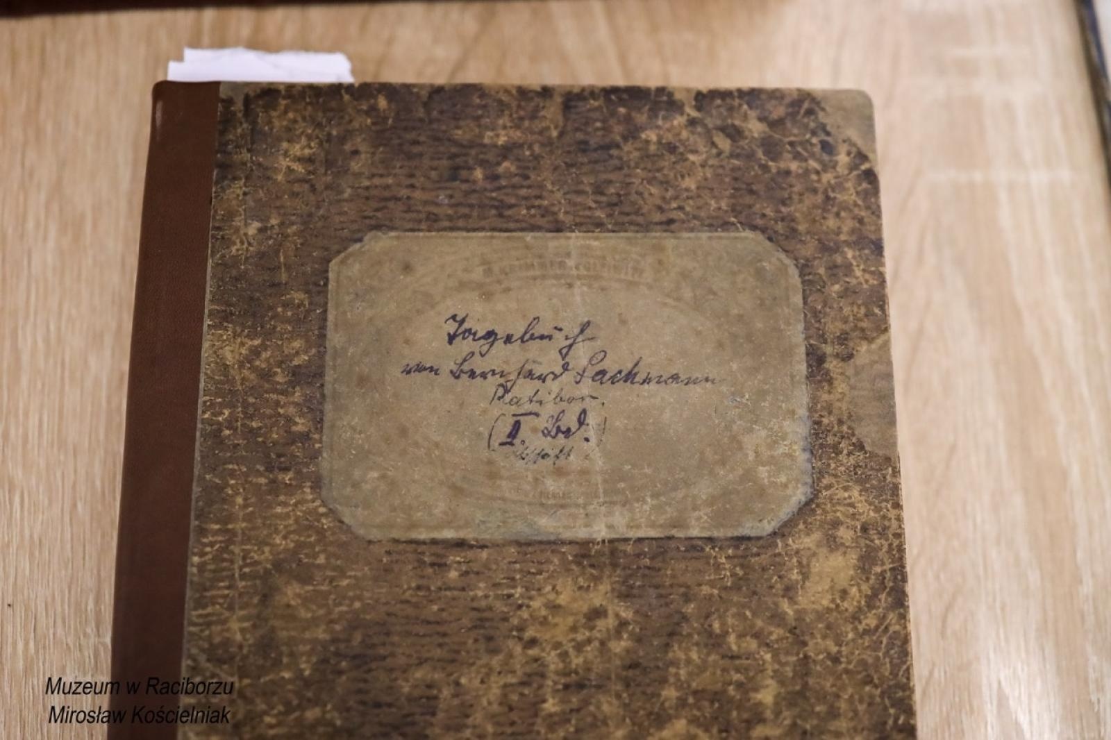 Zdjęcie w galerii na portalu naszraciborz.pl: Rękopisy jako świadkowie historii. Pokaz w Muzeum wiadomości z regionu