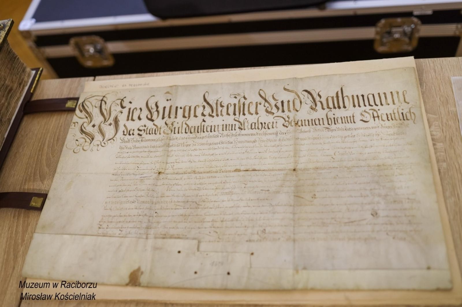 Zdjęcie w galerii na portalu naszraciborz.pl: Rękopisy jako świadkowie historii. Pokaz w Muzeum wiadomości z regionu