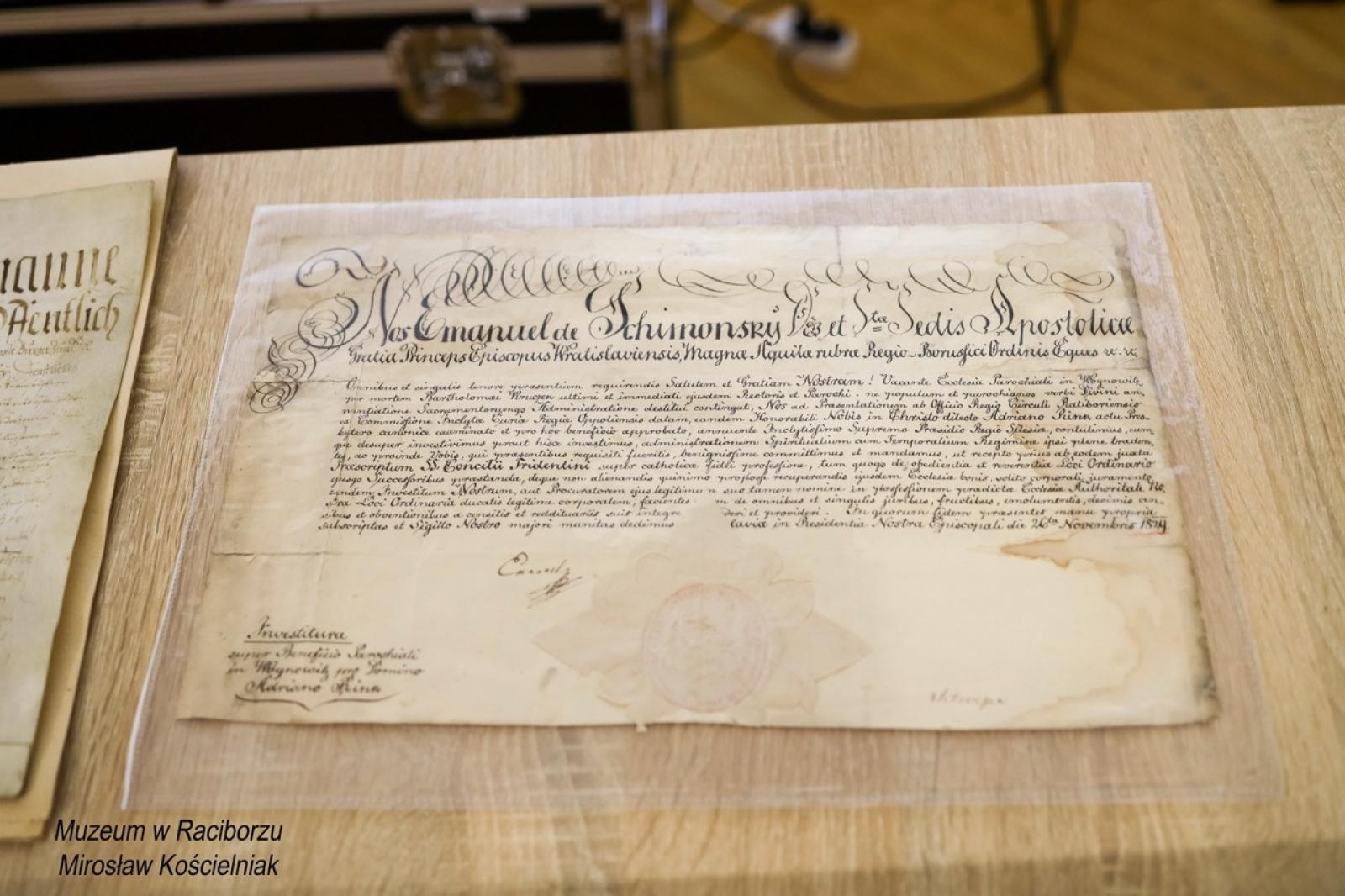 Zdjęcie w galerii na portalu naszraciborz.pl: Rękopisy jako świadkowie historii. Pokaz w Muzeum wiadomości z regionu