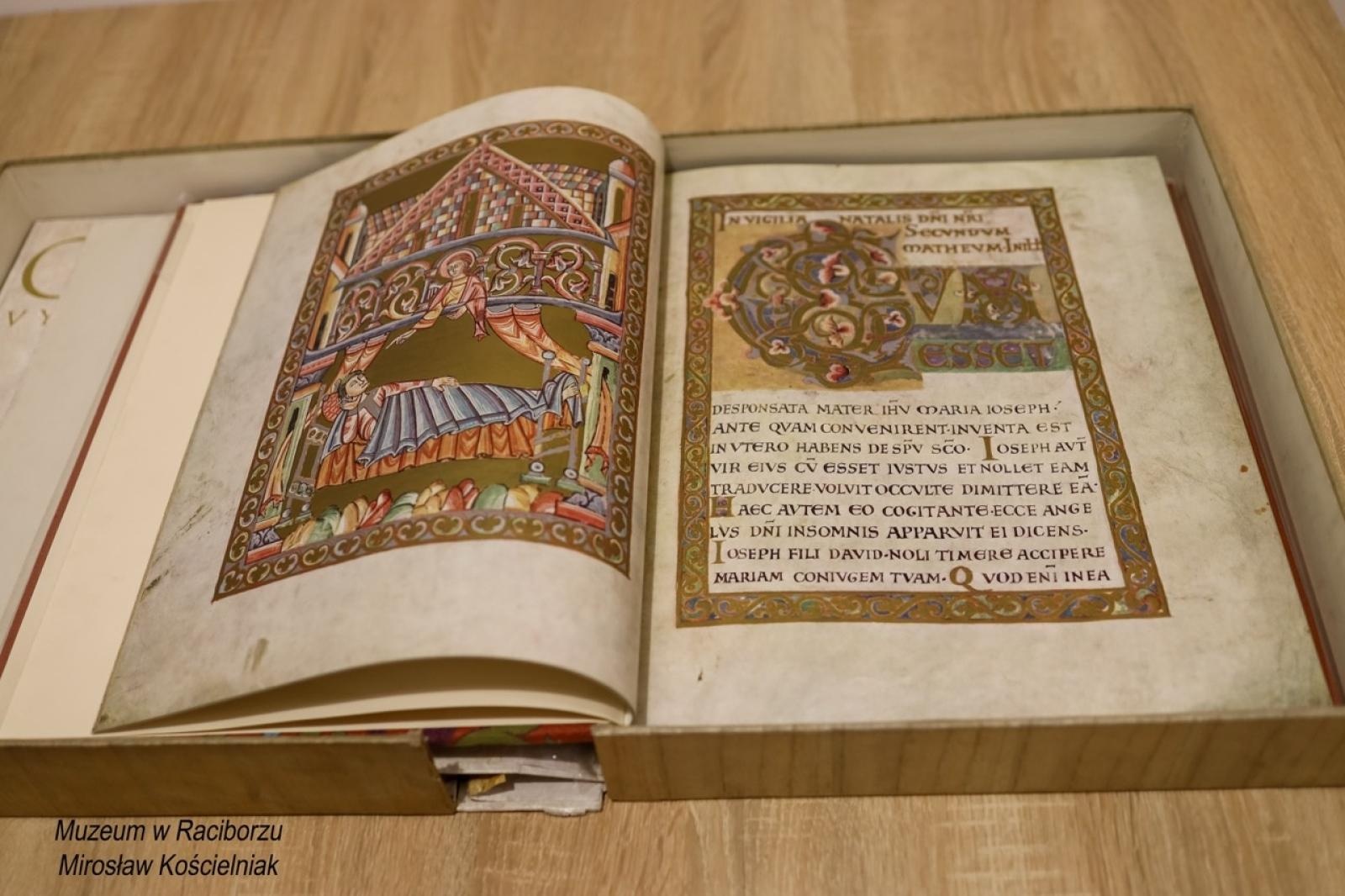 Zdjęcie w galerii na portalu naszraciborz.pl: Rękopisy jako świadkowie historii. Pokaz w Muzeum wiadomości z regionu