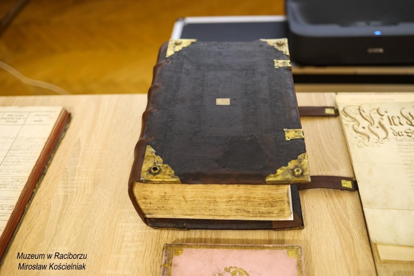 Zdjęcie w galerii na portalu naszraciborz.pl: Rękopisy jako świadkowie historii. Pokaz w Muzeum wiadomości z regionu