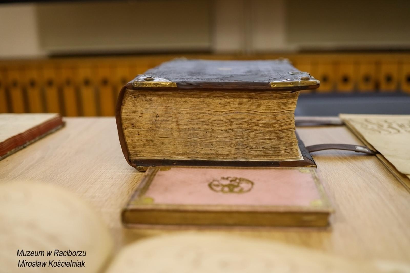 Zdjęcie w galerii na portalu naszraciborz.pl: Rękopisy jako świadkowie historii. Pokaz w Muzeum wiadomości z regionu