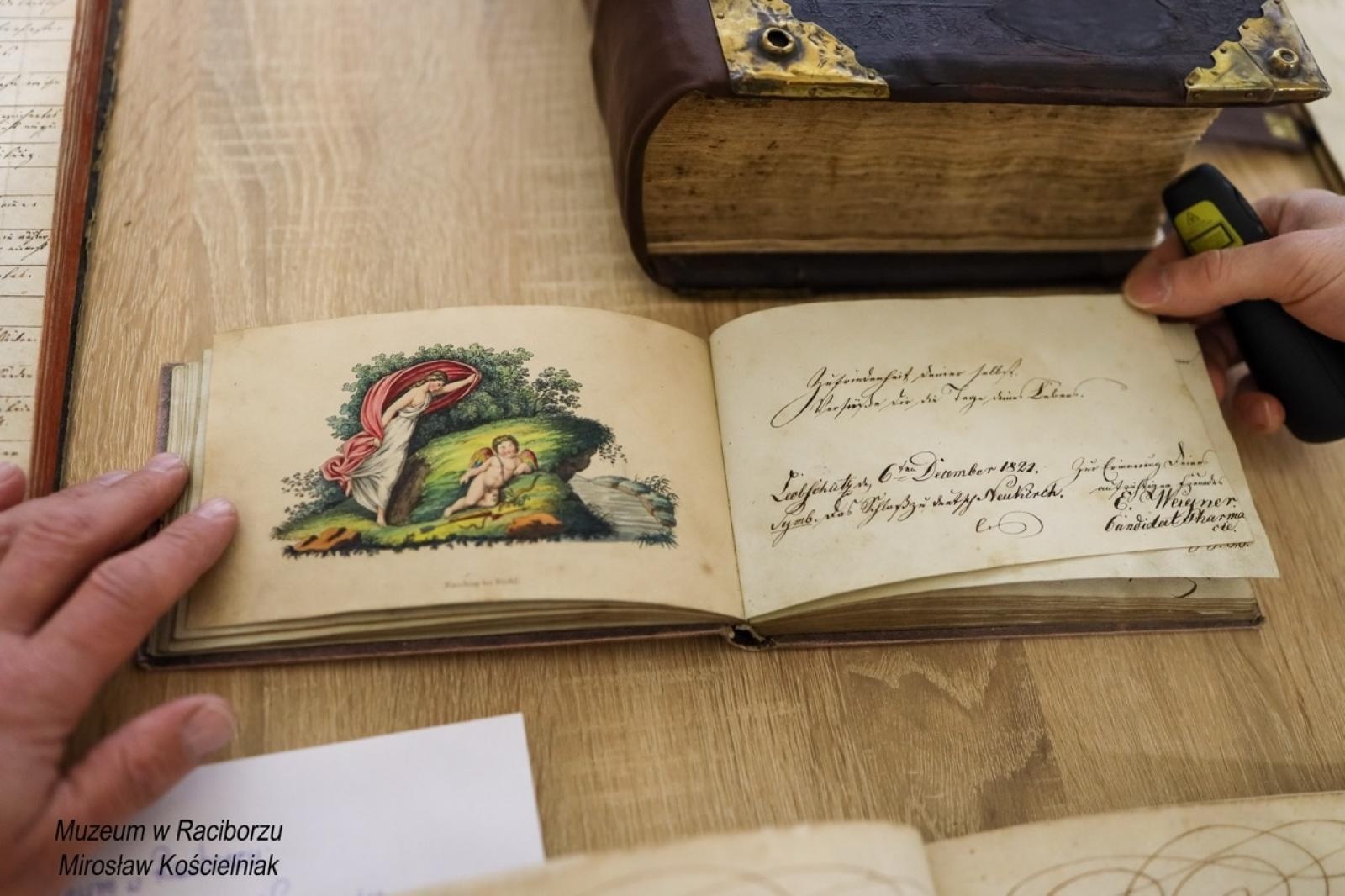 Zdjęcie w galerii na portalu naszraciborz.pl: Rękopisy jako świadkowie historii. Pokaz w Muzeum wiadomości z regionu