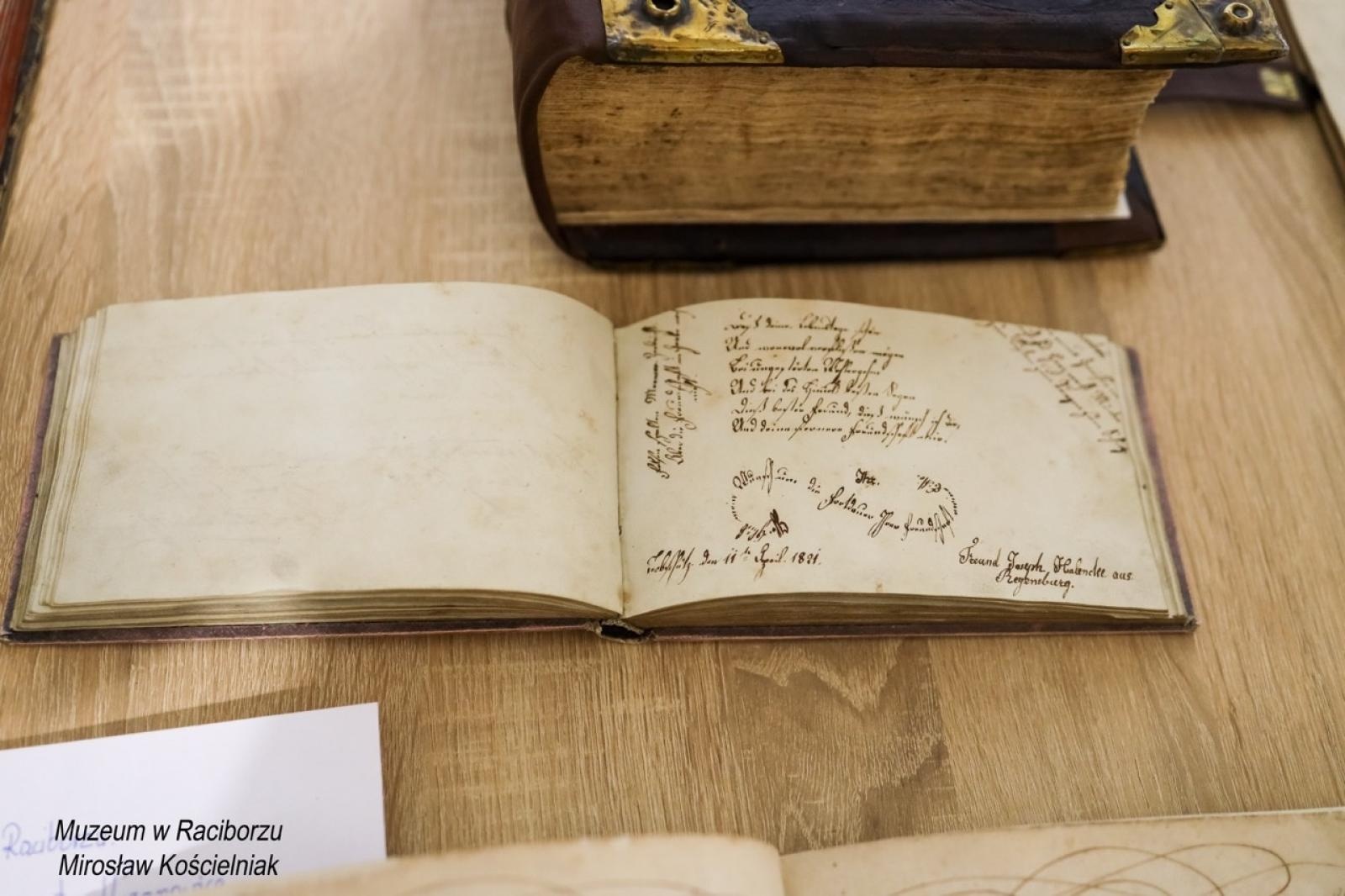 Zdjęcie w galerii na portalu naszraciborz.pl: Rękopisy jako świadkowie historii. Pokaz w Muzeum wiadomości z regionu