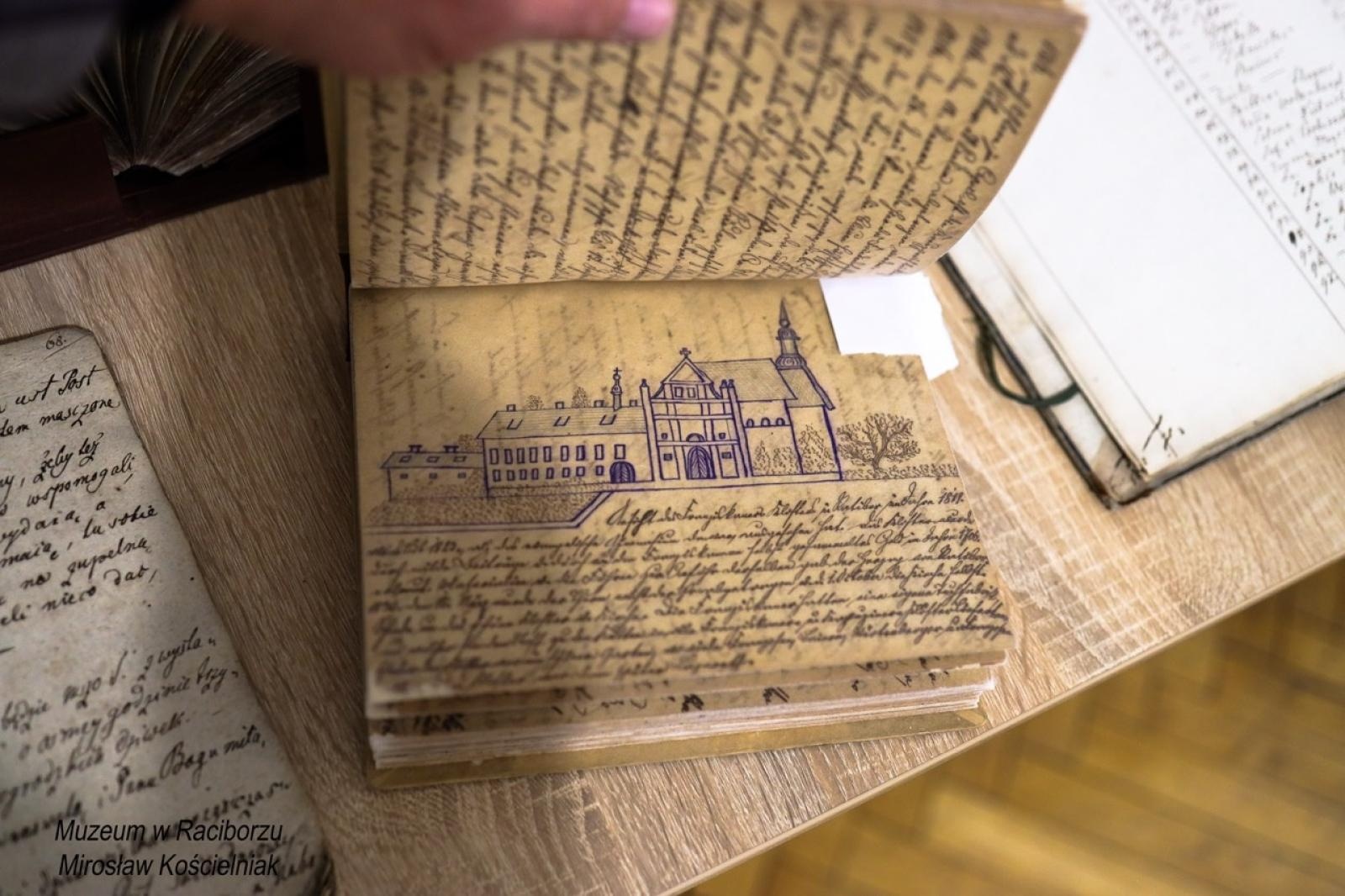 Zdjęcie w galerii na portalu naszraciborz.pl: Rękopisy jako świadkowie historii. Pokaz w Muzeum wiadomości z regionu