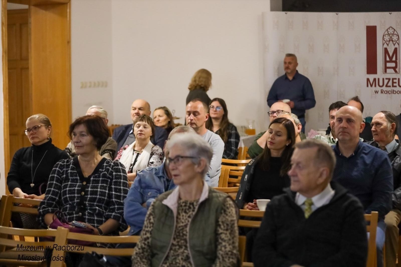 Zdjęcie w galerii na portalu naszraciborz.pl: Rękopisy jako świadkowie historii. Pokaz w Muzeum wiadomości z regionu