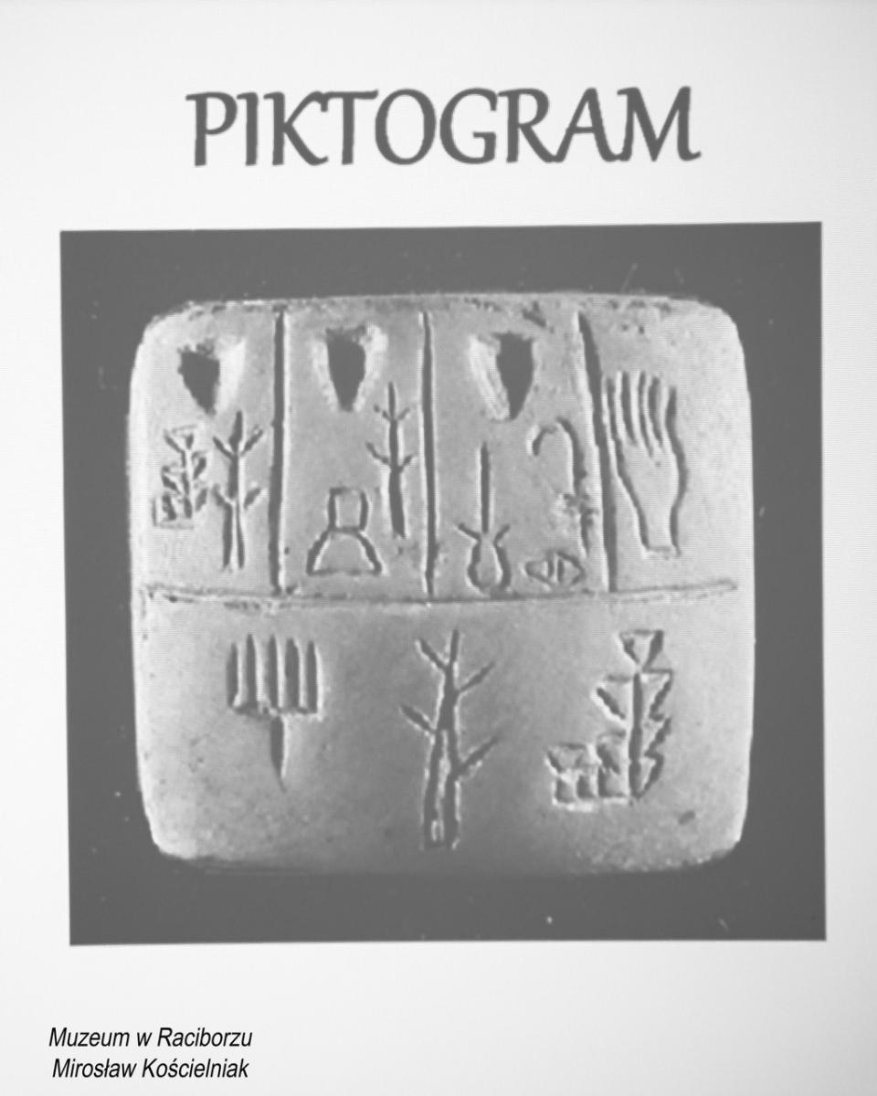 Zdjęcie w galerii na portalu naszraciborz.pl: Rękopisy jako świadkowie historii. Pokaz w Muzeum wiadomości z regionu