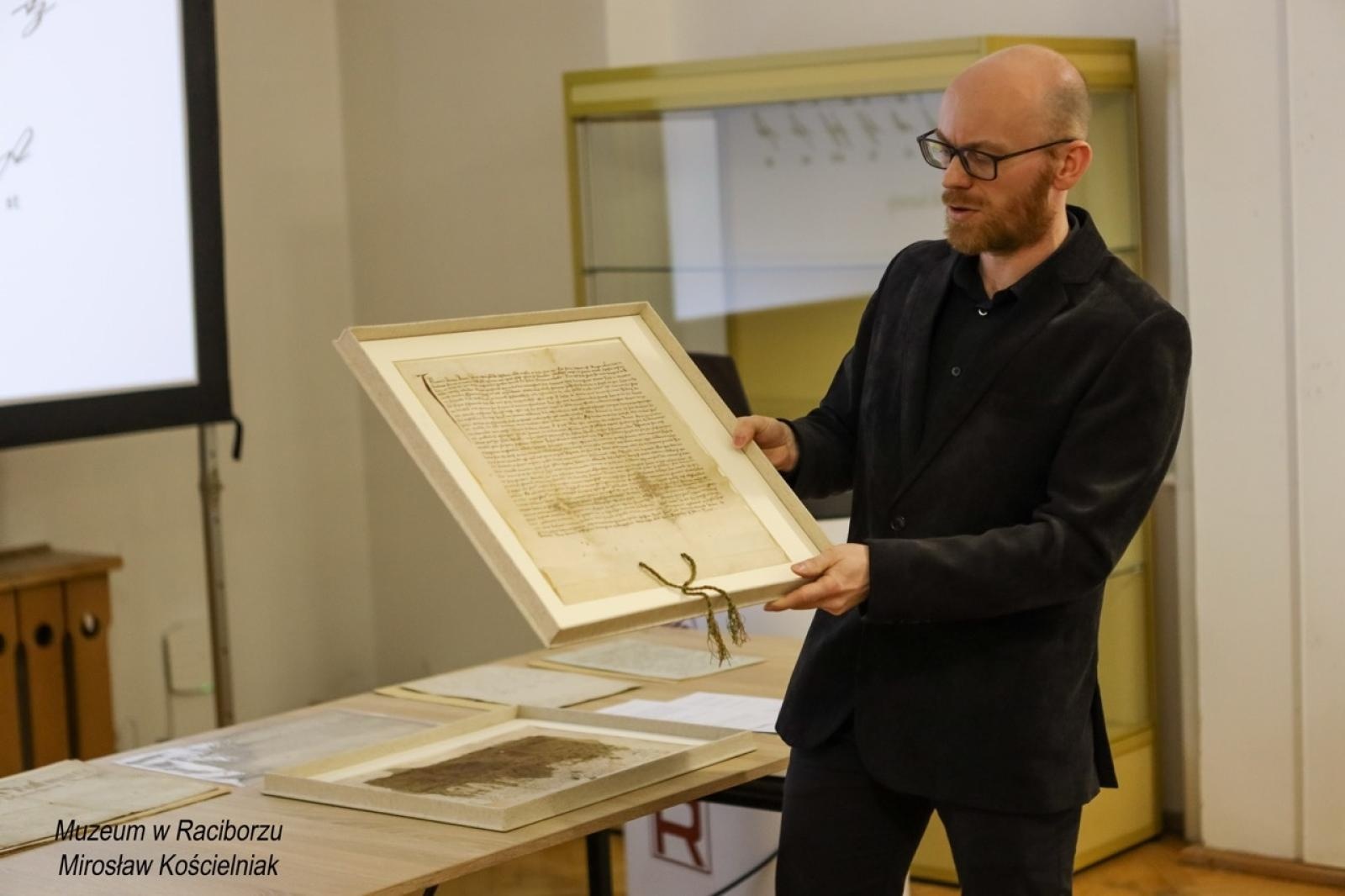 Zdjęcie w galerii na portalu naszraciborz.pl: Rękopisy jako świadkowie historii. Pokaz w Muzeum wiadomości z regionu