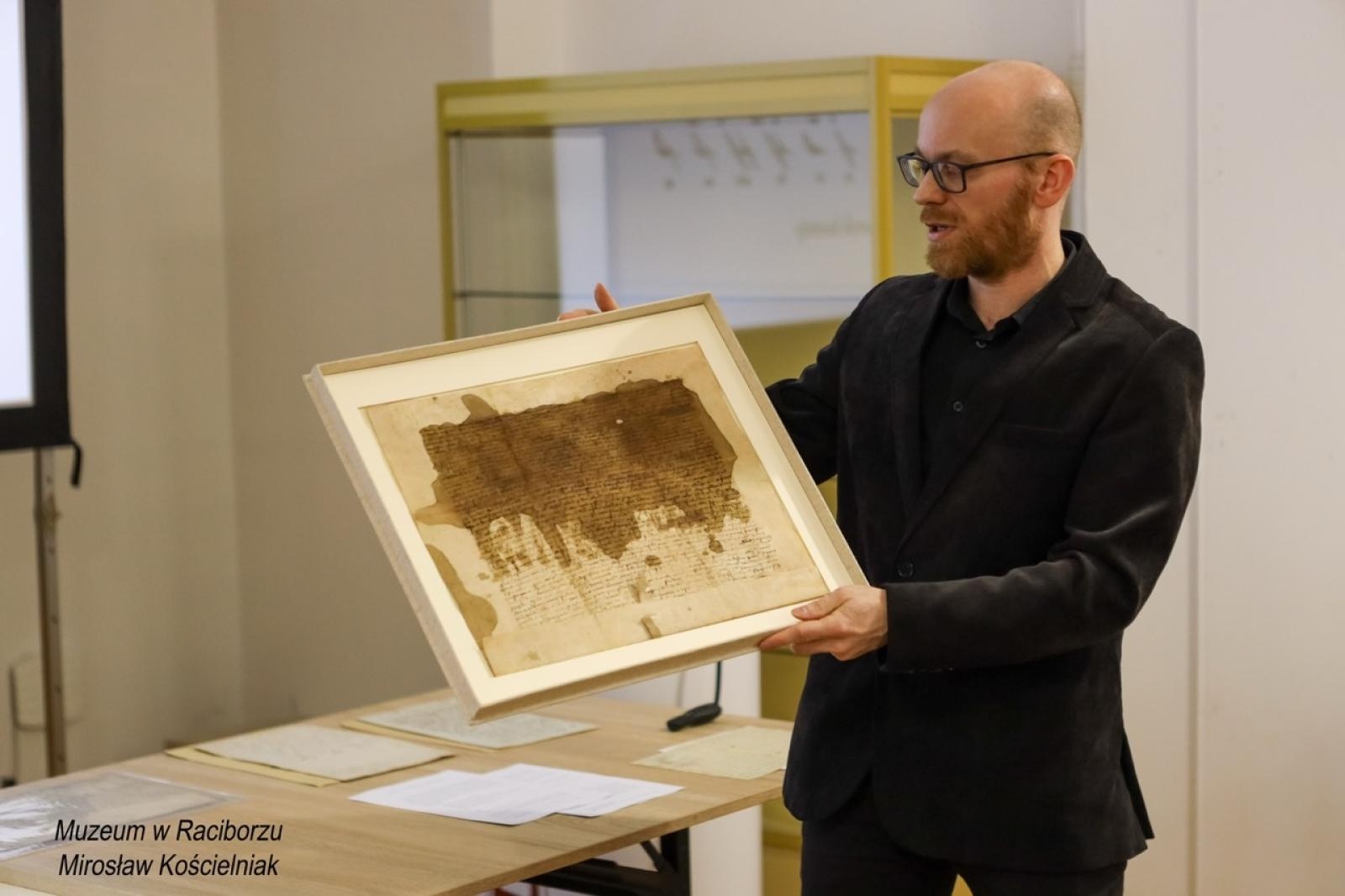 Zdjęcie w galerii na portalu naszraciborz.pl: Rękopisy jako świadkowie historii. Pokaz w Muzeum wiadomości z regionu