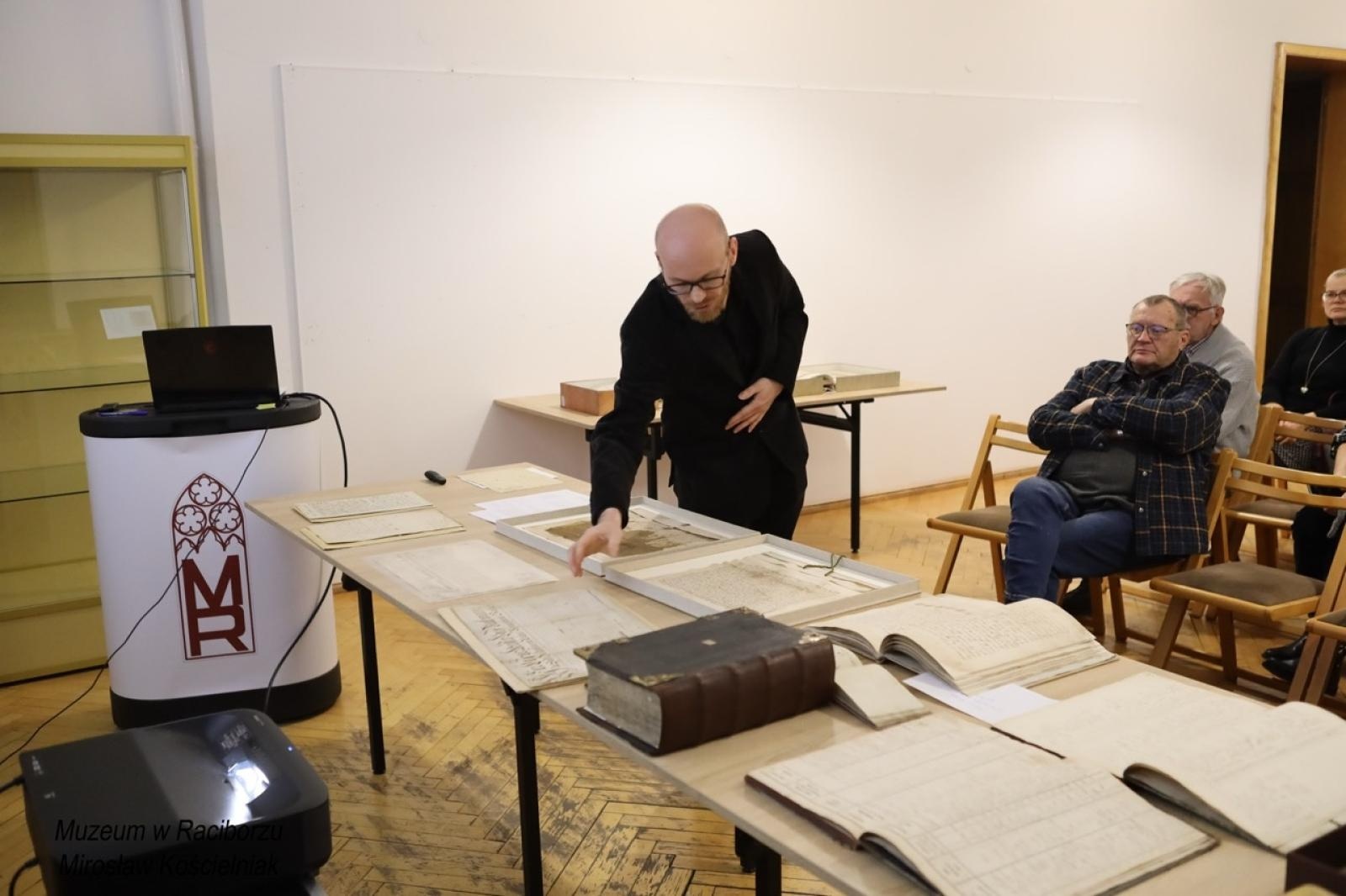 Zdjęcie w galerii na portalu naszraciborz.pl: Rękopisy jako świadkowie historii. Pokaz w Muzeum wiadomości z regionu