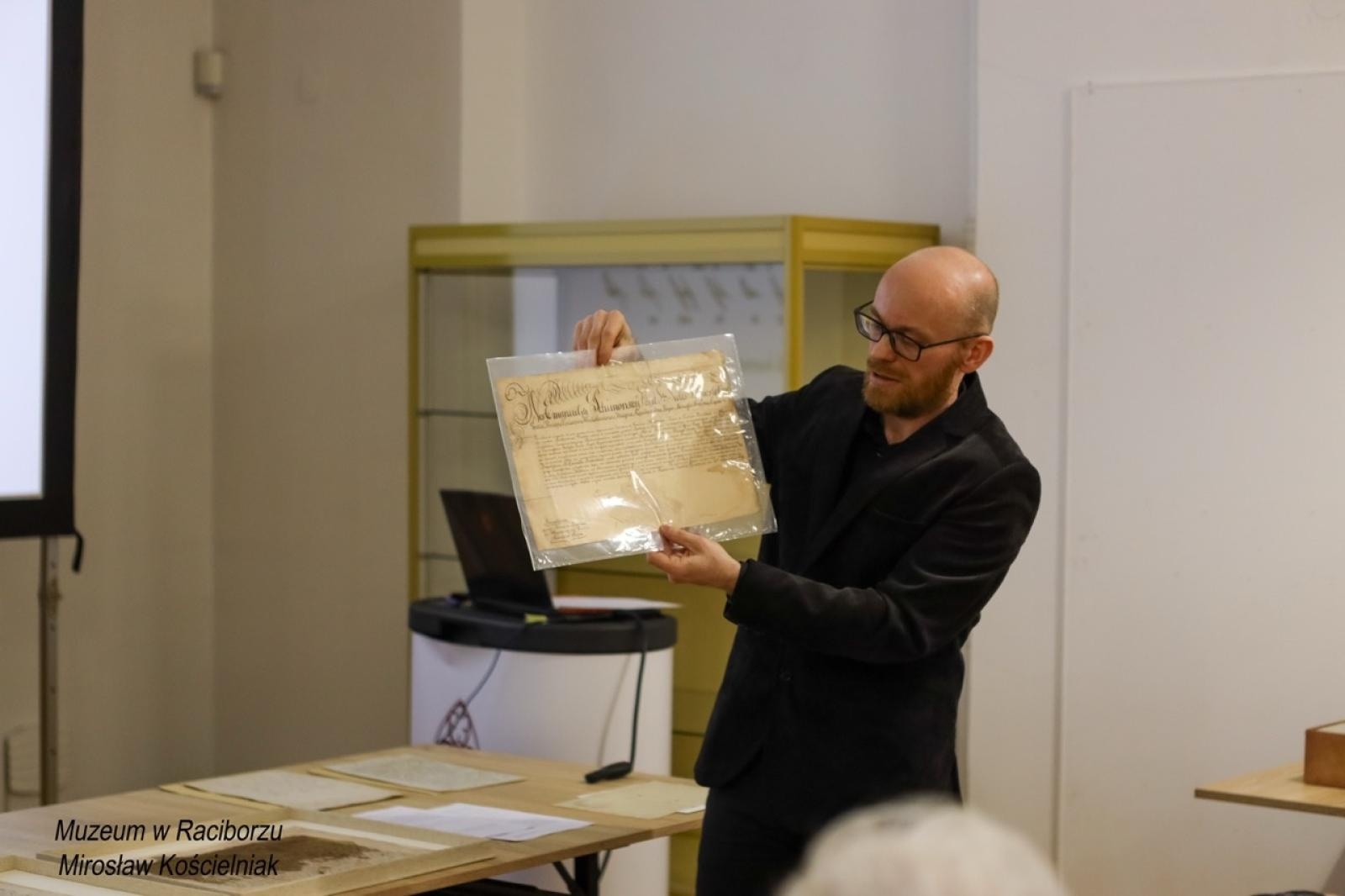 Zdjęcie w galerii na portalu naszraciborz.pl: Rękopisy jako świadkowie historii. Pokaz w Muzeum wiadomości z regionu