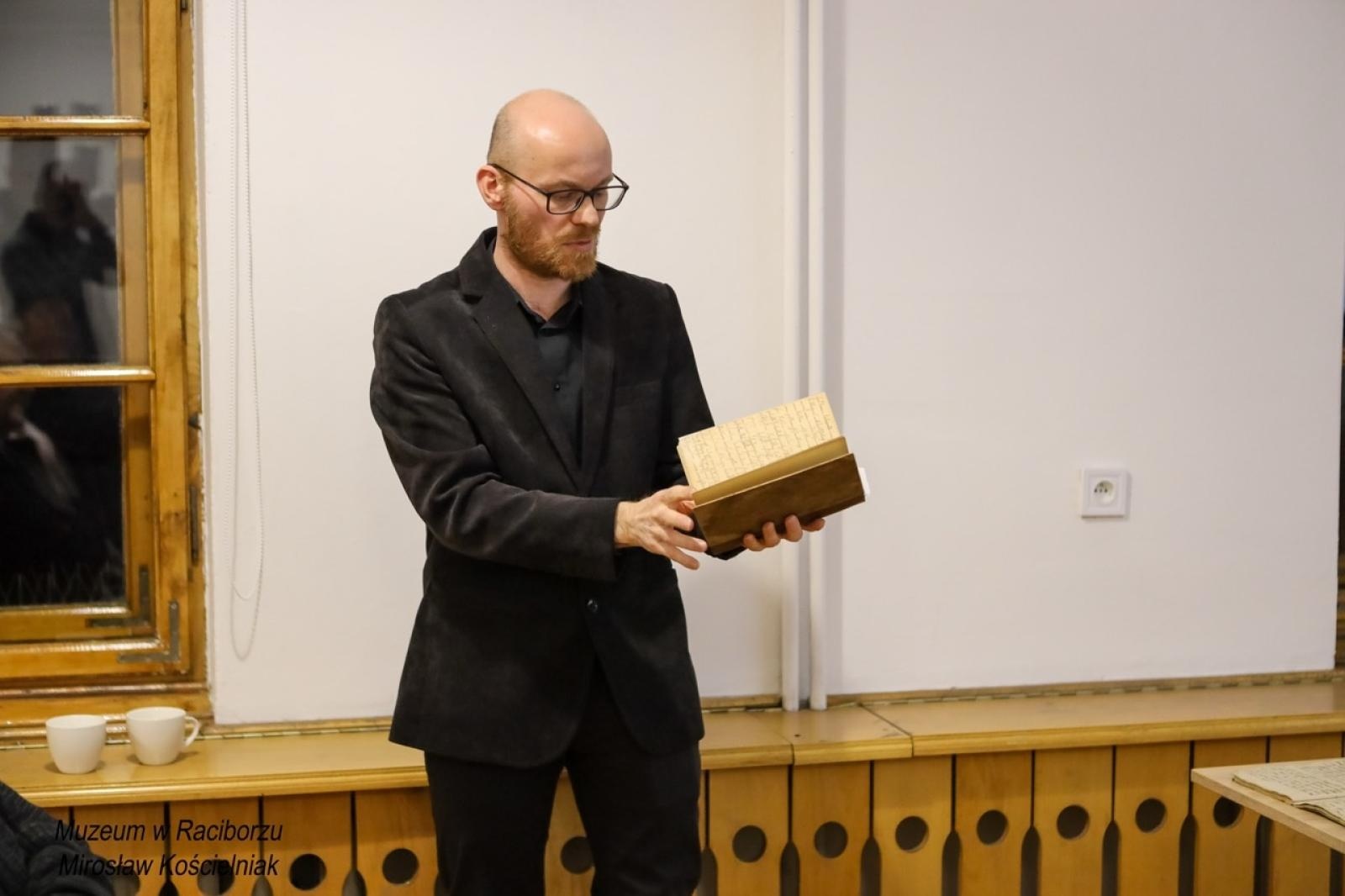 Zdjęcie w galerii na portalu naszraciborz.pl: Rękopisy jako świadkowie historii. Pokaz w Muzeum wiadomości z regionu