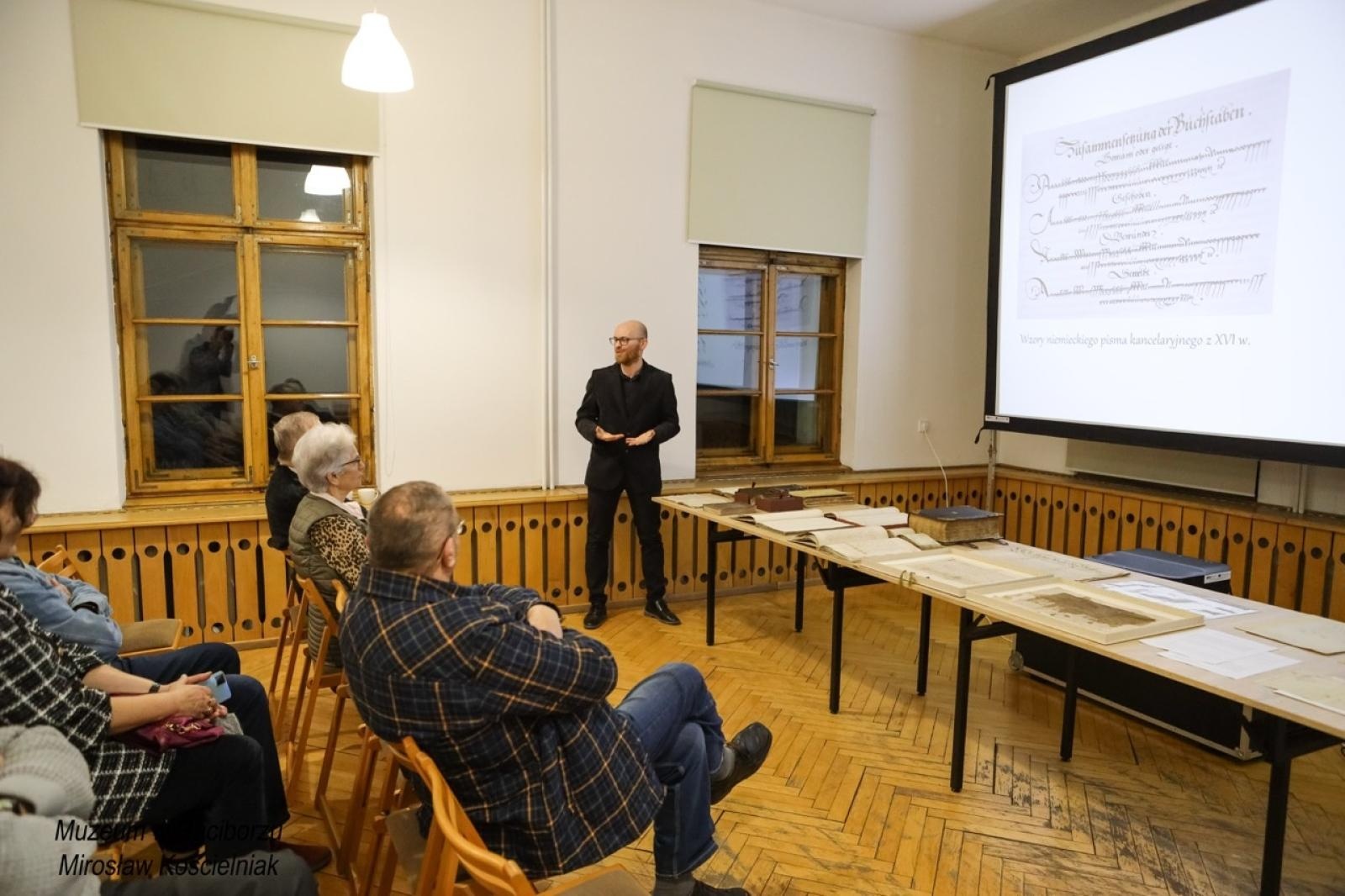 Zdjęcie w galerii na portalu naszraciborz.pl: Rękopisy jako świadkowie historii. Pokaz w Muzeum wiadomości z regionu