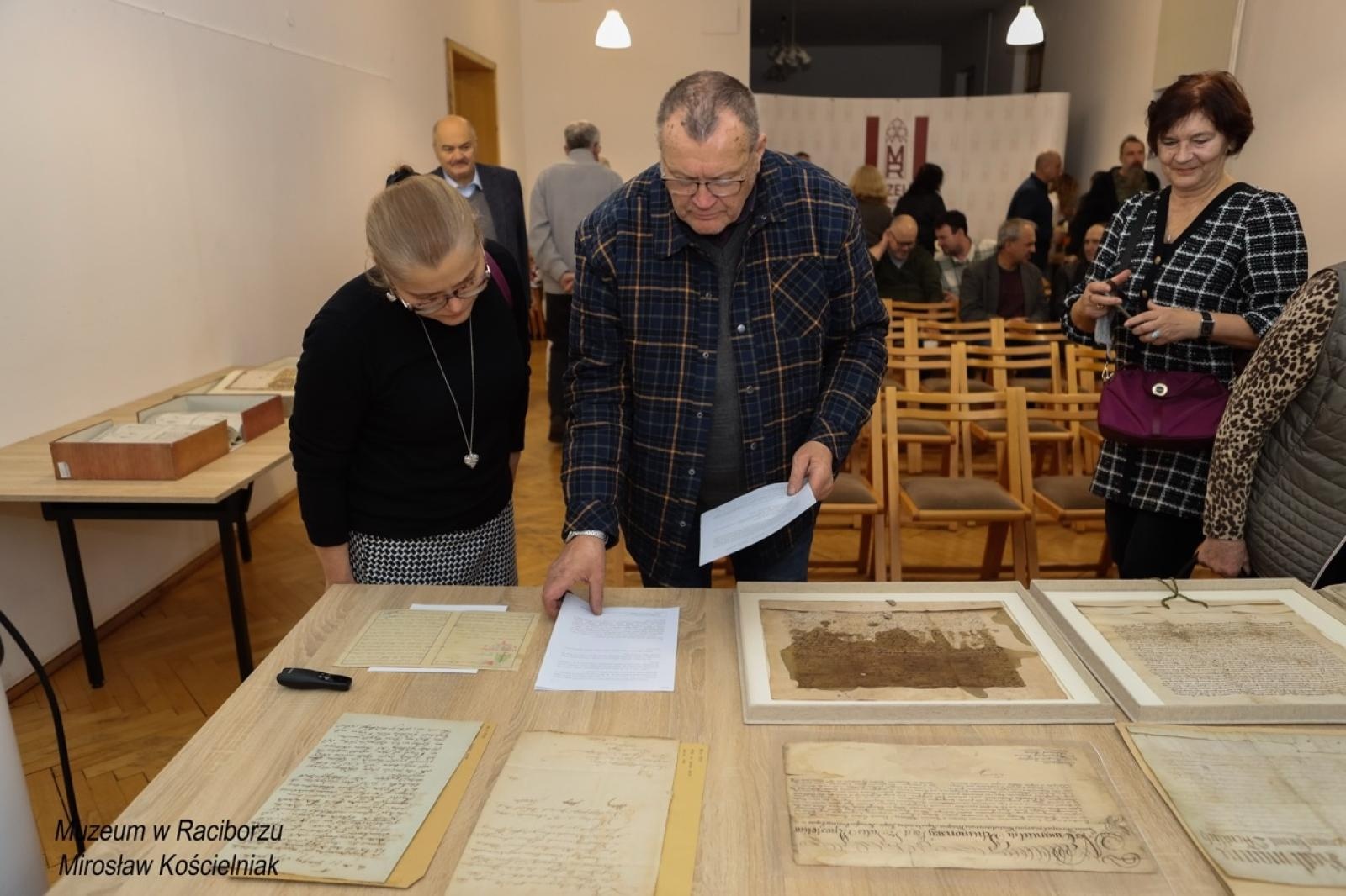 Zdjęcie w galerii na portalu naszraciborz.pl: Rękopisy jako świadkowie historii. Pokaz w Muzeum wiadomości z regionu