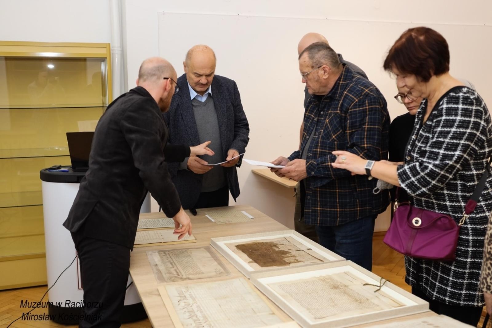 Zdjęcie w galerii na portalu naszraciborz.pl: Rękopisy jako świadkowie historii. Pokaz w Muzeum wiadomości z regionu
