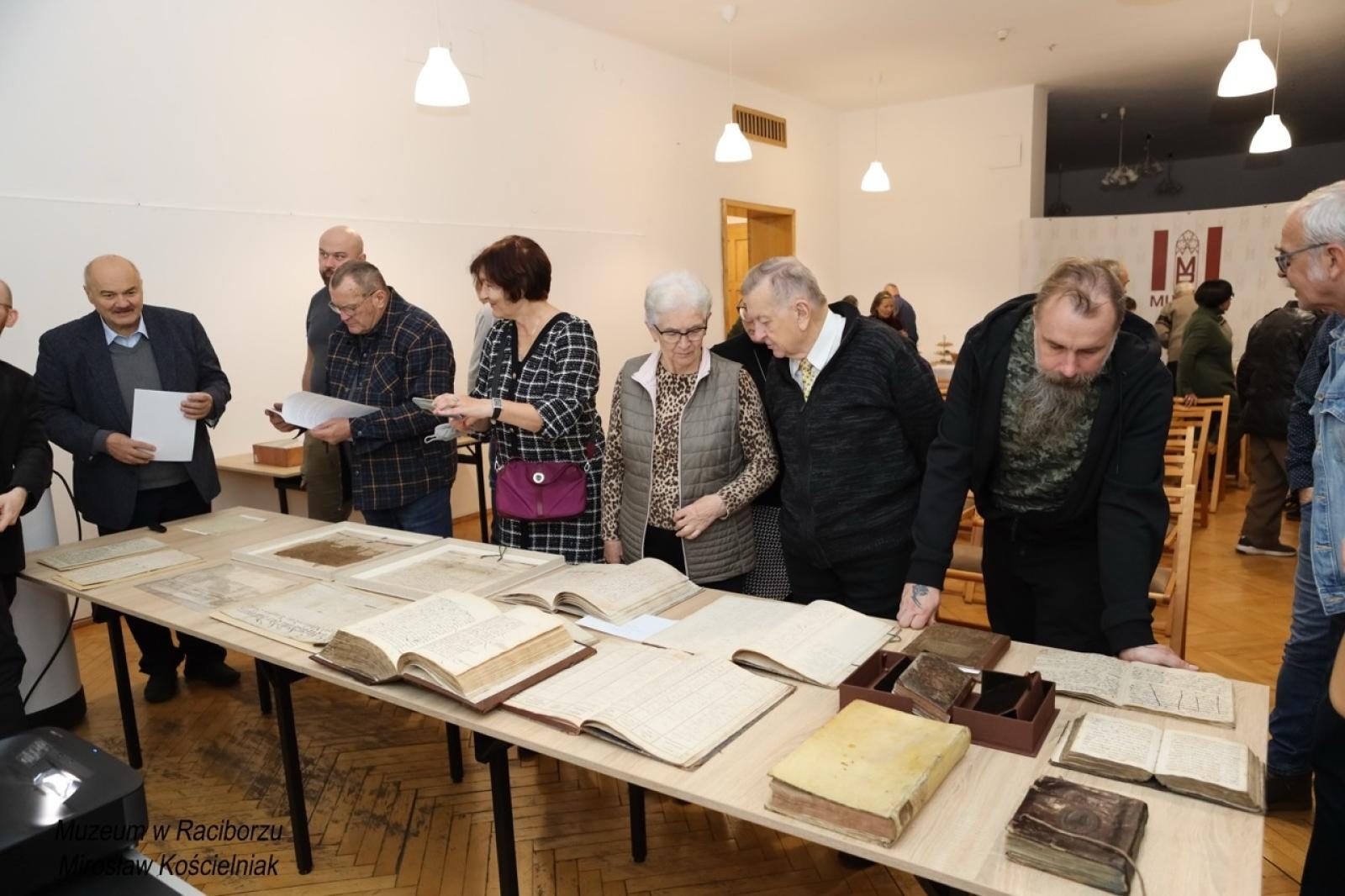 Zdjęcie w galerii na portalu naszraciborz.pl: Rękopisy jako świadkowie historii. Pokaz w Muzeum wiadomości z regionu