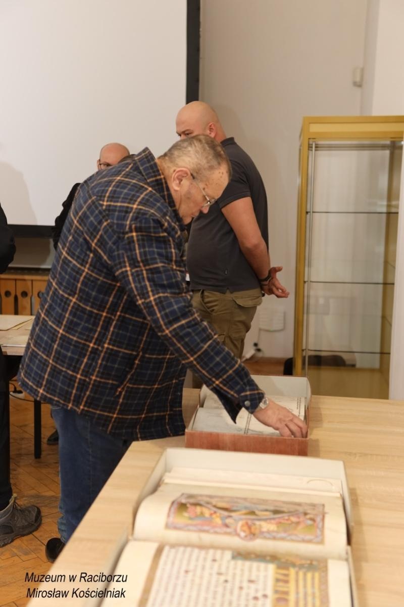 Zdjęcie w galerii na portalu naszraciborz.pl: Rękopisy jako świadkowie historii. Pokaz w Muzeum wiadomości z regionu