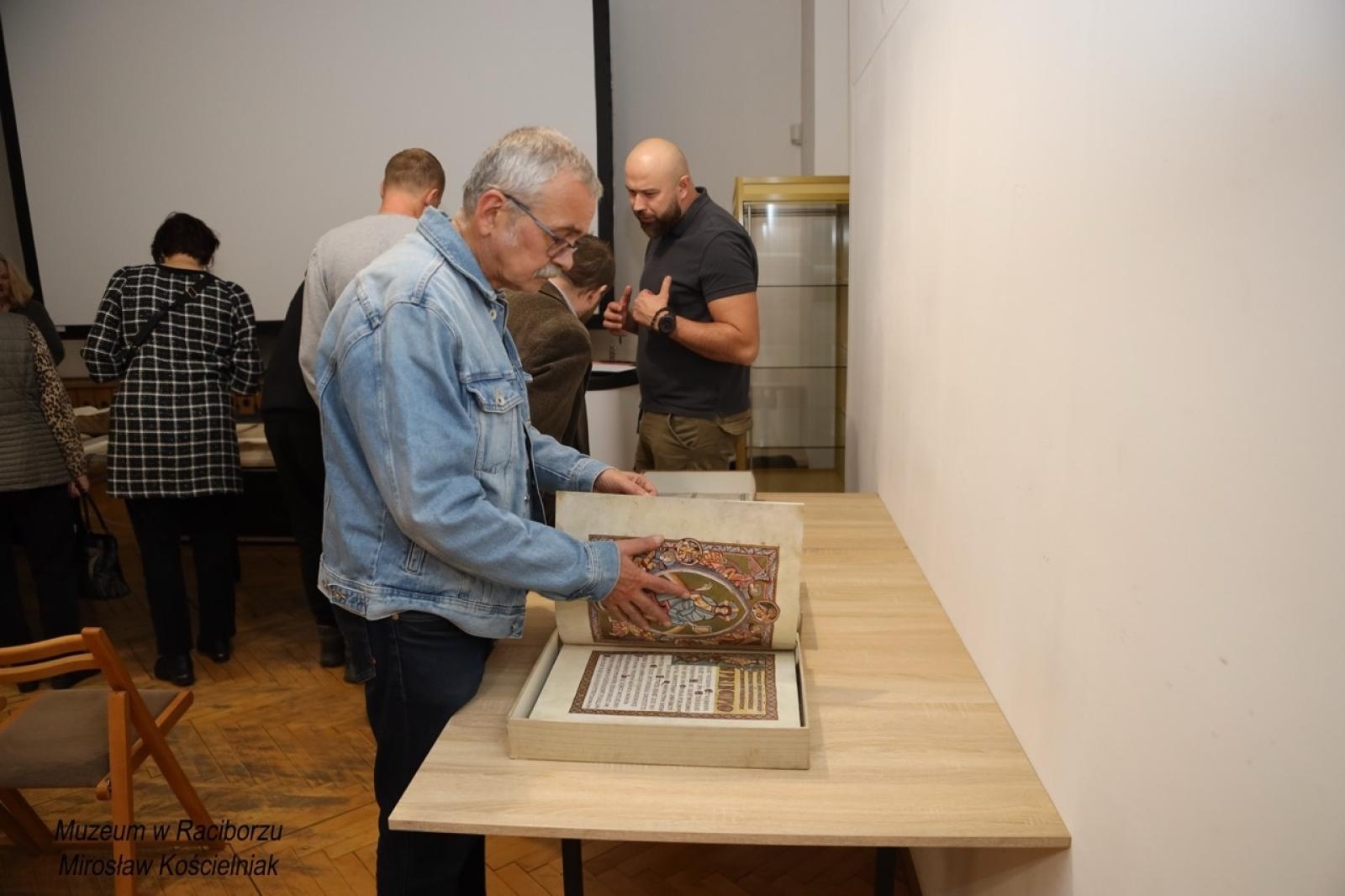 Zdjęcie w galerii na portalu naszraciborz.pl: Rękopisy jako świadkowie historii. Pokaz w Muzeum wiadomości z regionu