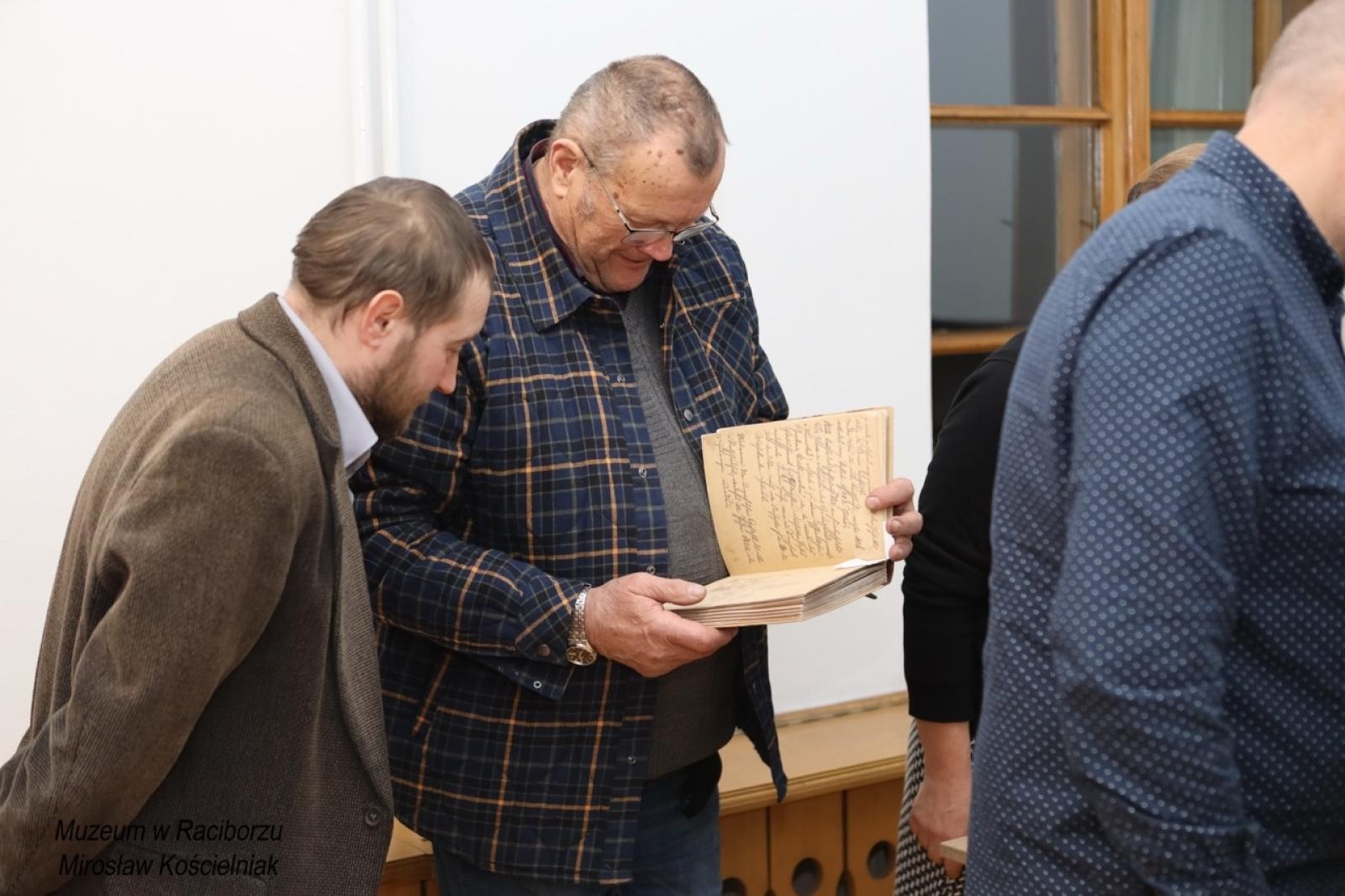 Zdjęcie w galerii na portalu naszraciborz.pl: Rękopisy jako świadkowie historii. Pokaz w Muzeum wiadomości z regionu