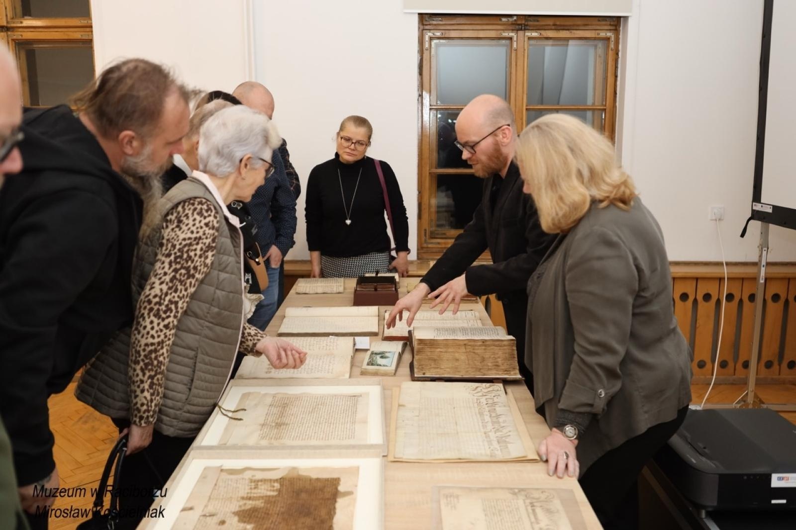 Zdjęcie w galerii na portalu naszraciborz.pl: Rękopisy jako świadkowie historii. Pokaz w Muzeum wiadomości z regionu