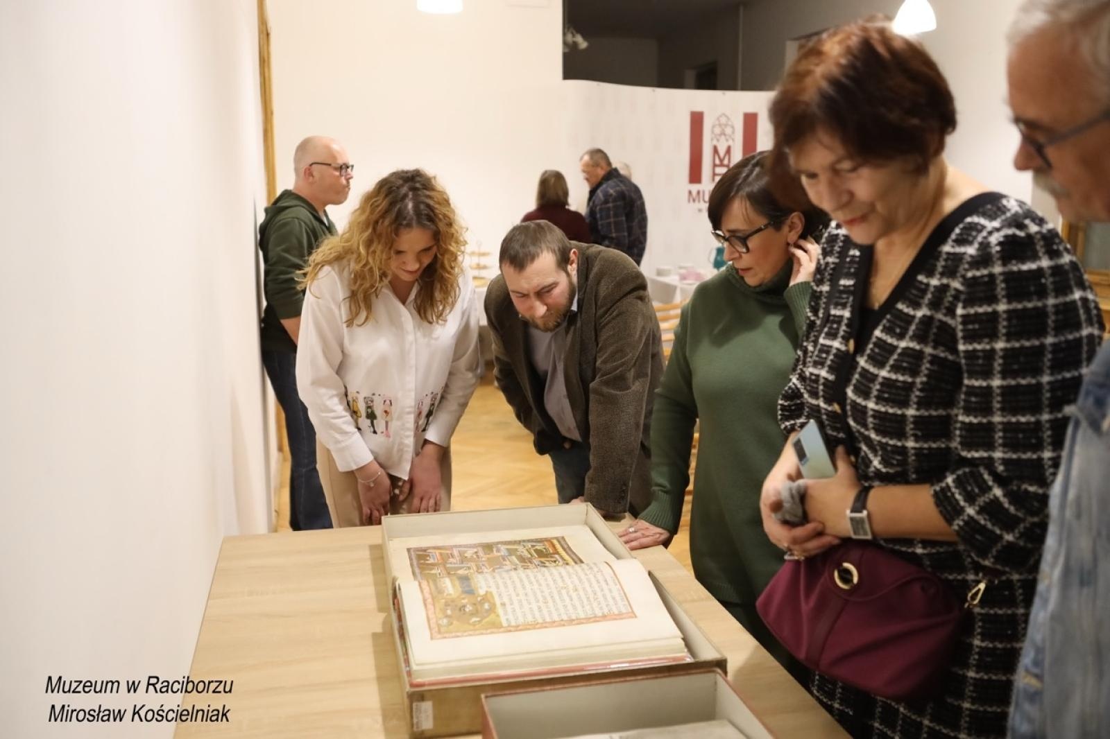 Zdjęcie w galerii na portalu naszraciborz.pl: Rękopisy jako świadkowie historii. Pokaz w Muzeum wiadomości z regionu