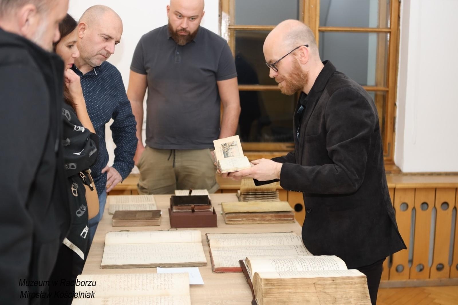 Zdjęcie w galerii na portalu naszraciborz.pl: Rękopisy jako świadkowie historii. Pokaz w Muzeum wiadomości z regionu