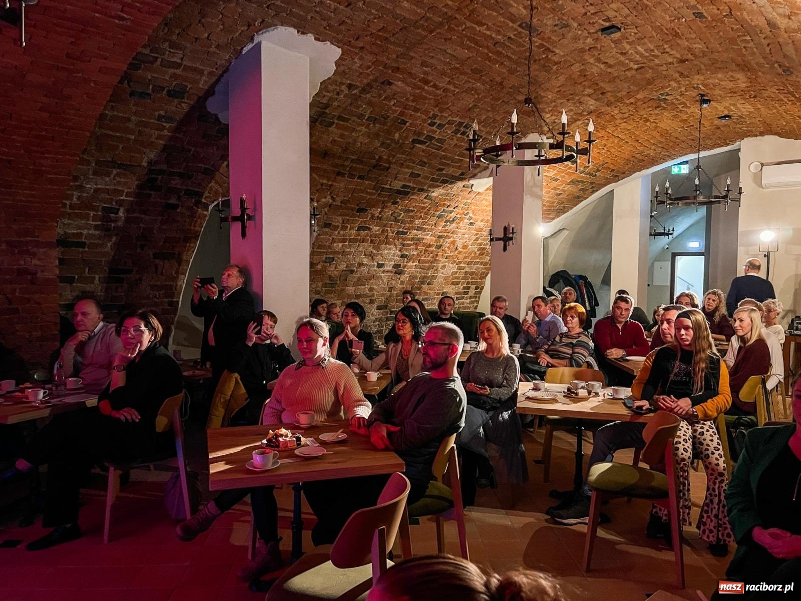Zdjęcie w galerii na portalu naszraciborz.pl: Jesienne śpiewanie Mirażu w piwnicy zamkowej Słodowni [FOTO i WIDEO] wiadomości z regionu