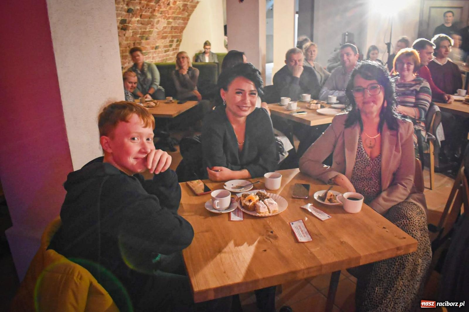 Zdjęcie w galerii na portalu naszraciborz.pl: Jesienne śpiewanie Mirażu w piwnicy zamkowej Słodowni [FOTO i WIDEO] wiadomości z regionu