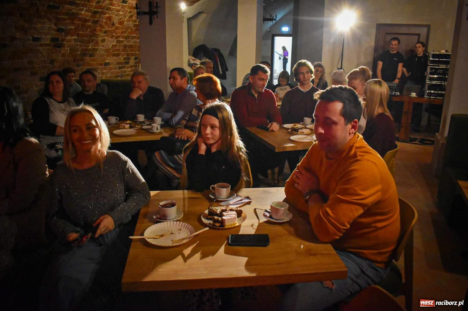 Zdjęcie w galerii na portalu naszraciborz.pl: Jesienne śpiewanie Mirażu w piwnicy zamkowej Słodowni [FOTO i WIDEO] wiadomości z regionu