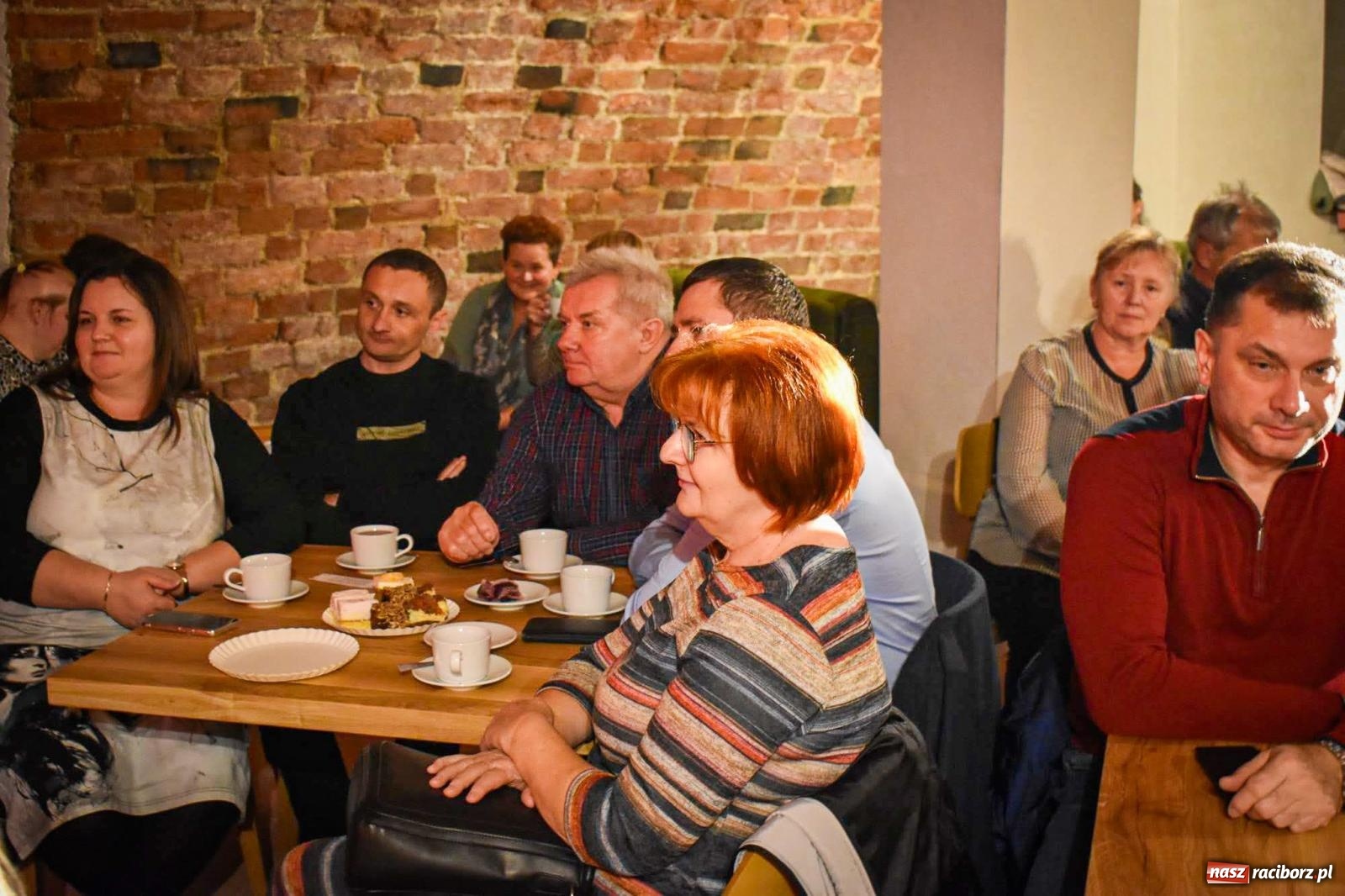 Zdjęcie w galerii na portalu naszraciborz.pl: Jesienne śpiewanie Mirażu w piwnicy zamkowej Słodowni [FOTO i WIDEO] wiadomości z regionu