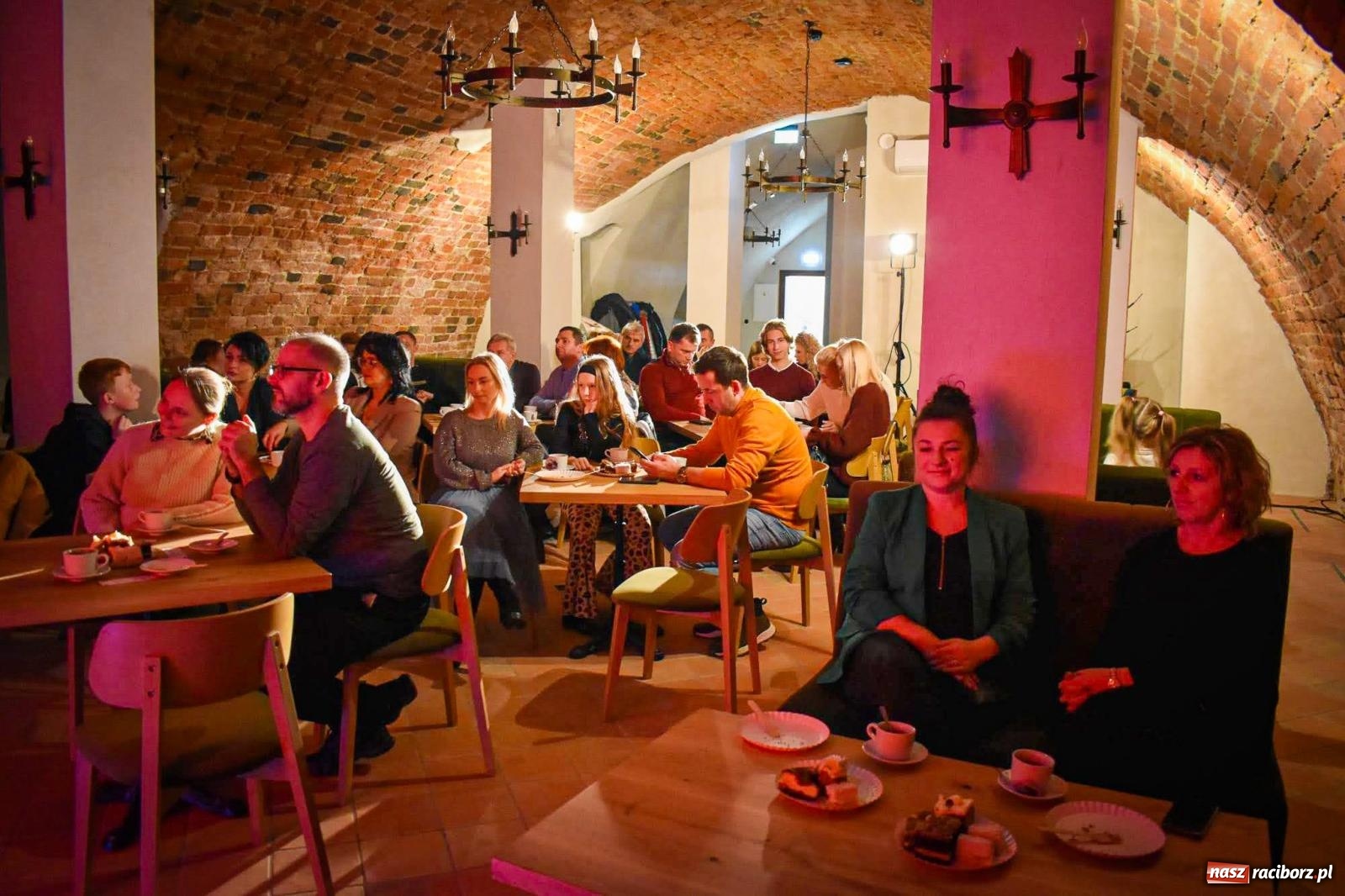 Zdjęcie w galerii na portalu naszraciborz.pl: Jesienne śpiewanie Mirażu w piwnicy zamkowej Słodowni [FOTO i WIDEO] wiadomości z regionu