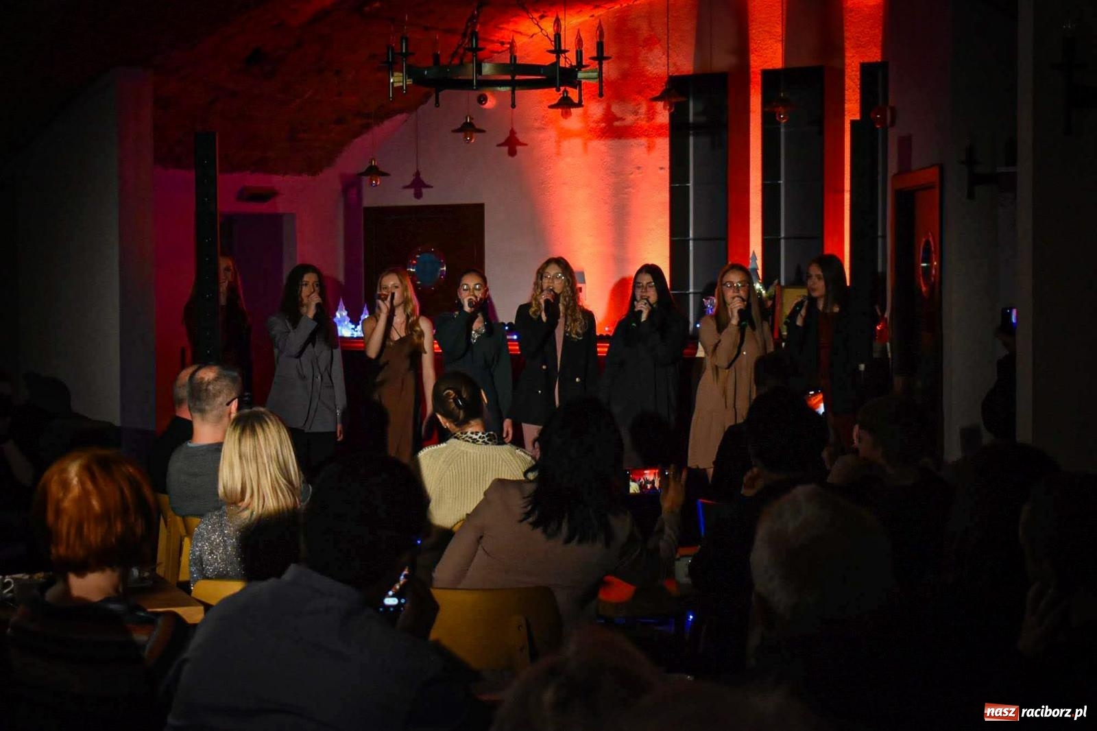 Zdjęcie w galerii na portalu naszraciborz.pl: Jesienne śpiewanie Mirażu w piwnicy zamkowej Słodowni [FOTO i WIDEO] wiadomości z regionu