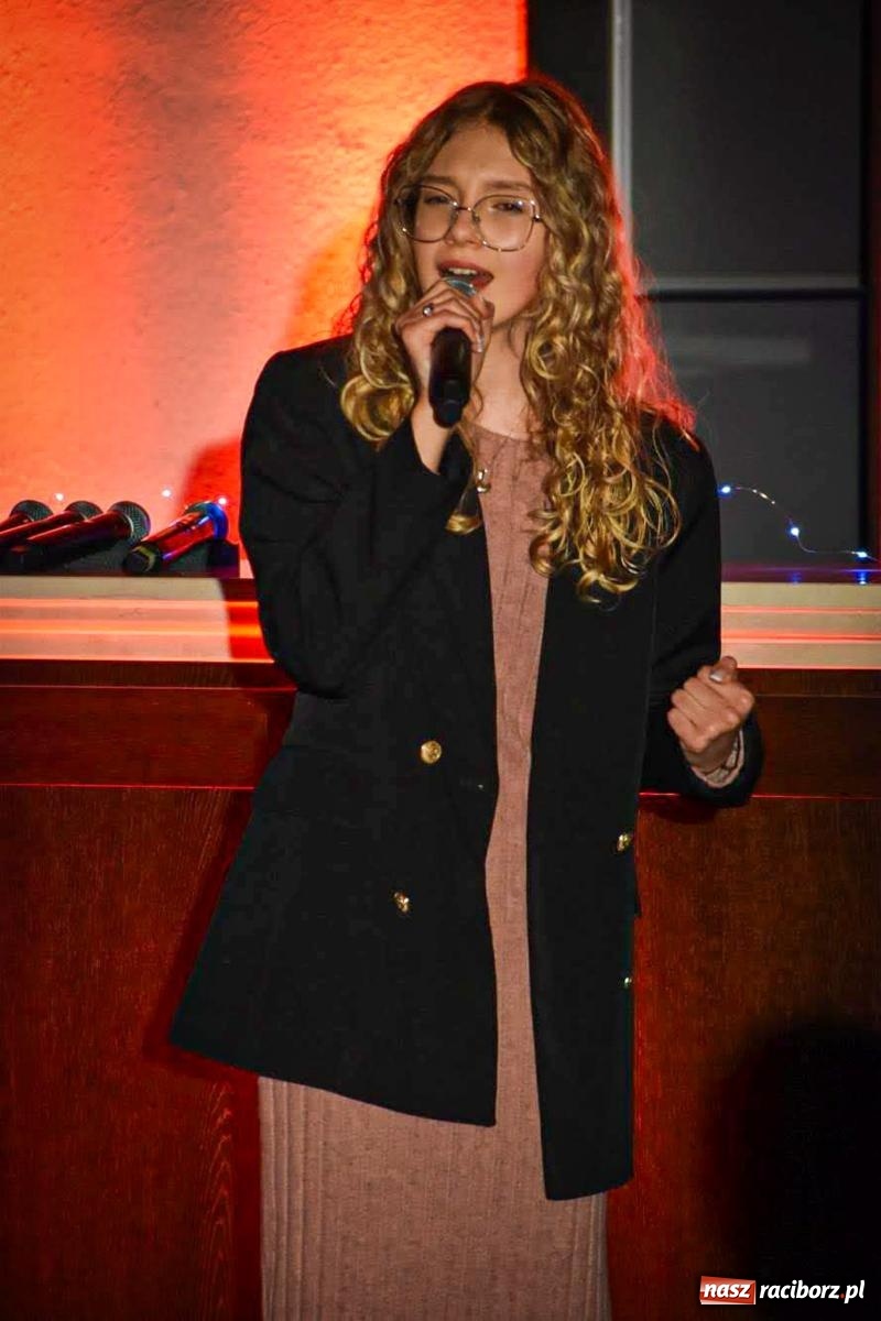 Zdjęcie w galerii na portalu naszraciborz.pl: Jesienne śpiewanie Mirażu w piwnicy zamkowej Słodowni [FOTO i WIDEO] wiadomości z regionu