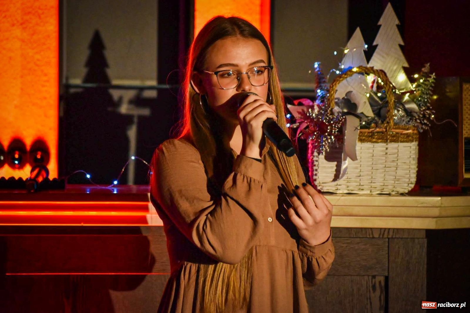 Zdjęcie w galerii na portalu naszraciborz.pl: Jesienne śpiewanie Mirażu w piwnicy zamkowej Słodowni [FOTO i WIDEO] wiadomości z regionu