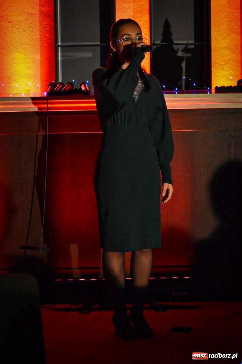 Zdjęcie w galerii na portalu naszraciborz.pl: Jesienne śpiewanie Mirażu w piwnicy zamkowej Słodowni [FOTO i WIDEO] wiadomości z regionu