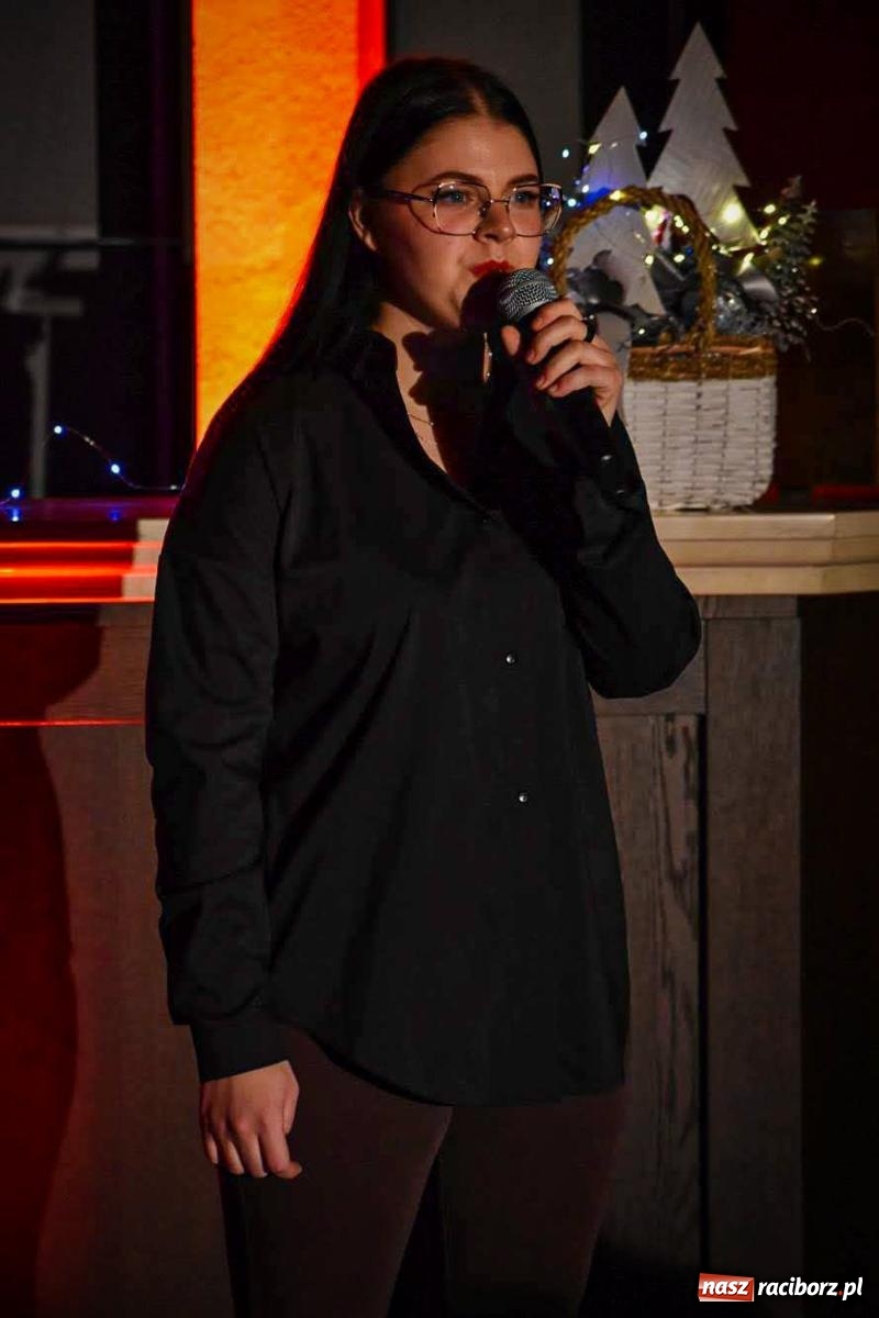 Zdjęcie w galerii na portalu naszraciborz.pl: Jesienne śpiewanie Mirażu w piwnicy zamkowej Słodowni [FOTO i WIDEO] wiadomości z regionu