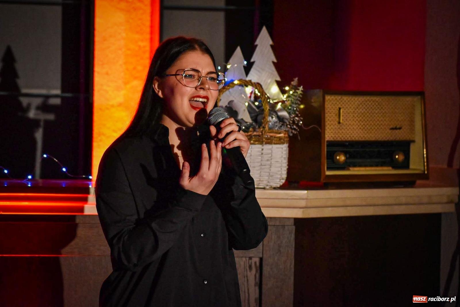 Zdjęcie w galerii na portalu naszraciborz.pl: Jesienne śpiewanie Mirażu w piwnicy zamkowej Słodowni [FOTO i WIDEO] wiadomości z regionu