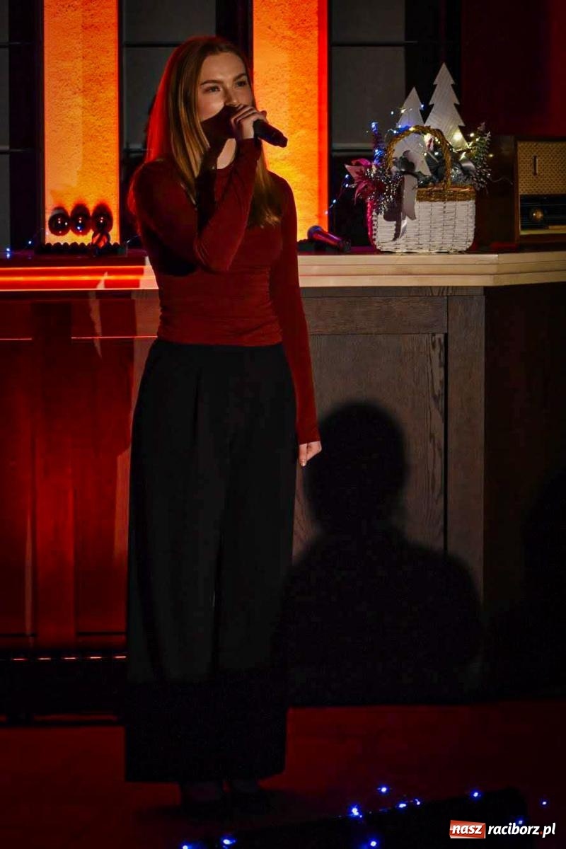 Zdjęcie w galerii na portalu naszraciborz.pl: Jesienne śpiewanie Mirażu w piwnicy zamkowej Słodowni [FOTO i WIDEO] wiadomości z regionu